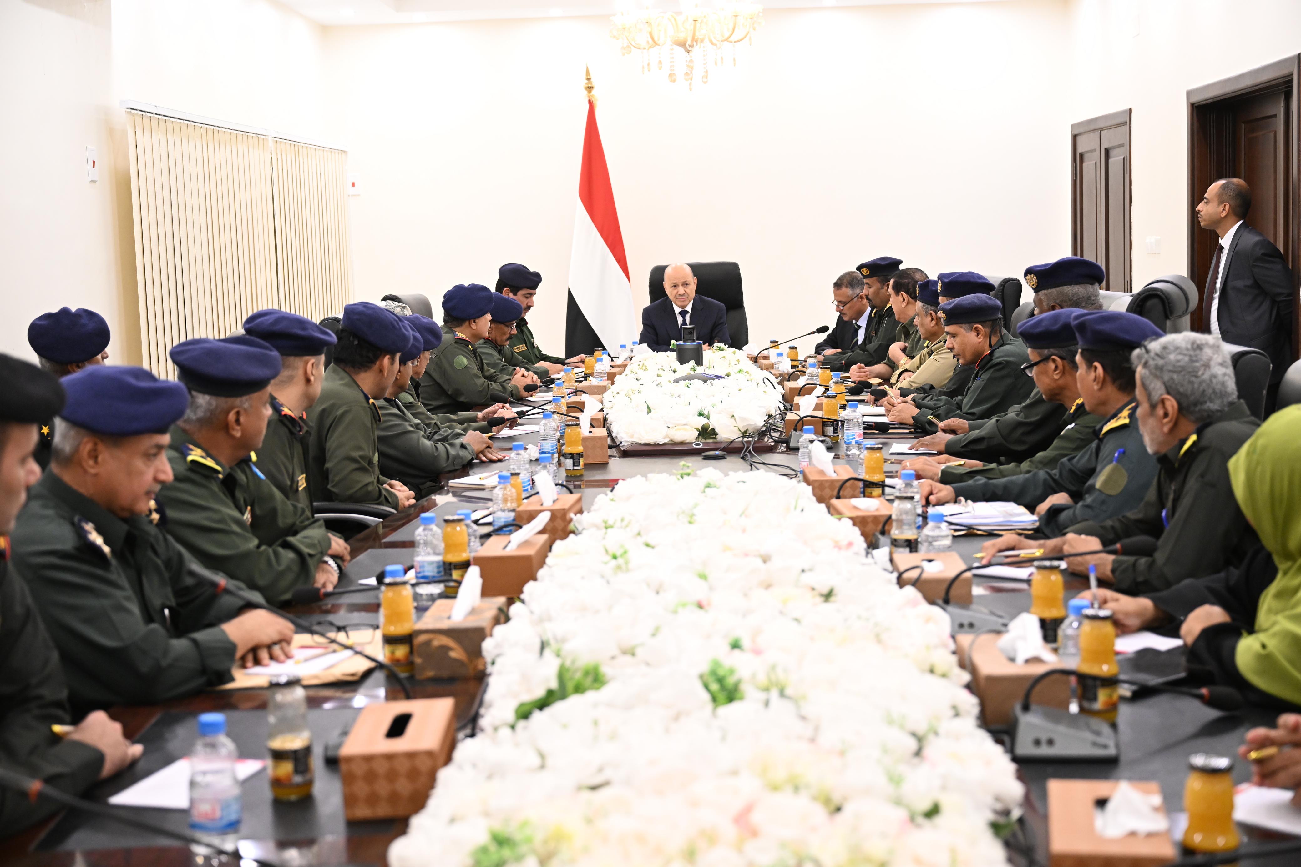 PRESIDENT AL-ALIMI MEETS WITH MINISTRY OF INTERIOR LEADERSHIP, HEADS OF SECURITY AGENCIES, AND GENERAL DIRECTORS OF POLICE IN GOVERNORATES Wed ، 27 Mar 2024