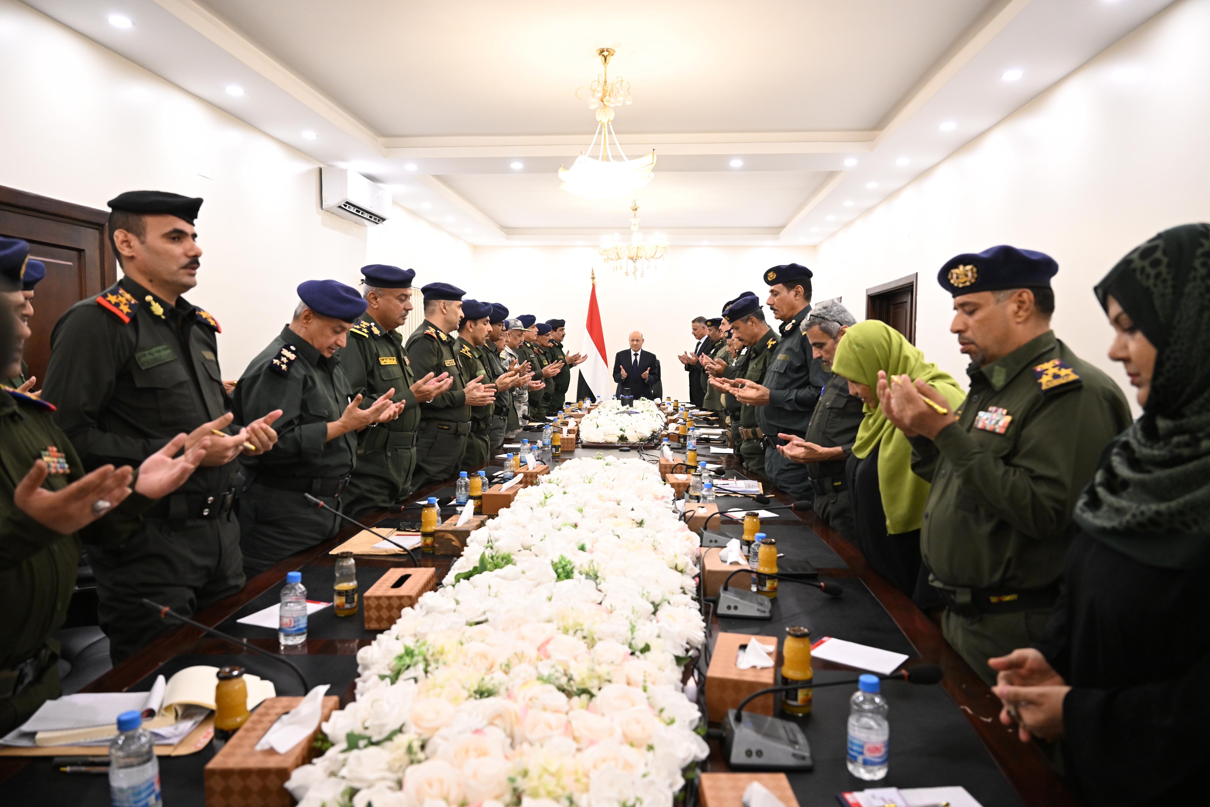 PRESIDENT AL-ALIMI MEETS WITH MINISTRY OF INTERIOR LEADERSHIP, HEADS OF SECURITY AGENCIES, AND GENERAL DIRECTORS OF POLICE IN GOVERNORATES Wed ، 27 Mar 2024
