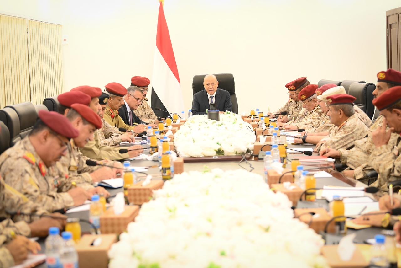 PRESIDENT AL-ALIMI MEETS WITH LEADERSHIP OF MINISTRY OF DEFENSE, CHIEF OF GENERAL STAFF, AND COMMANDERS OF MILITARY, REGIONS, AND AXES FORCES Mon ، 25 Mar 2024