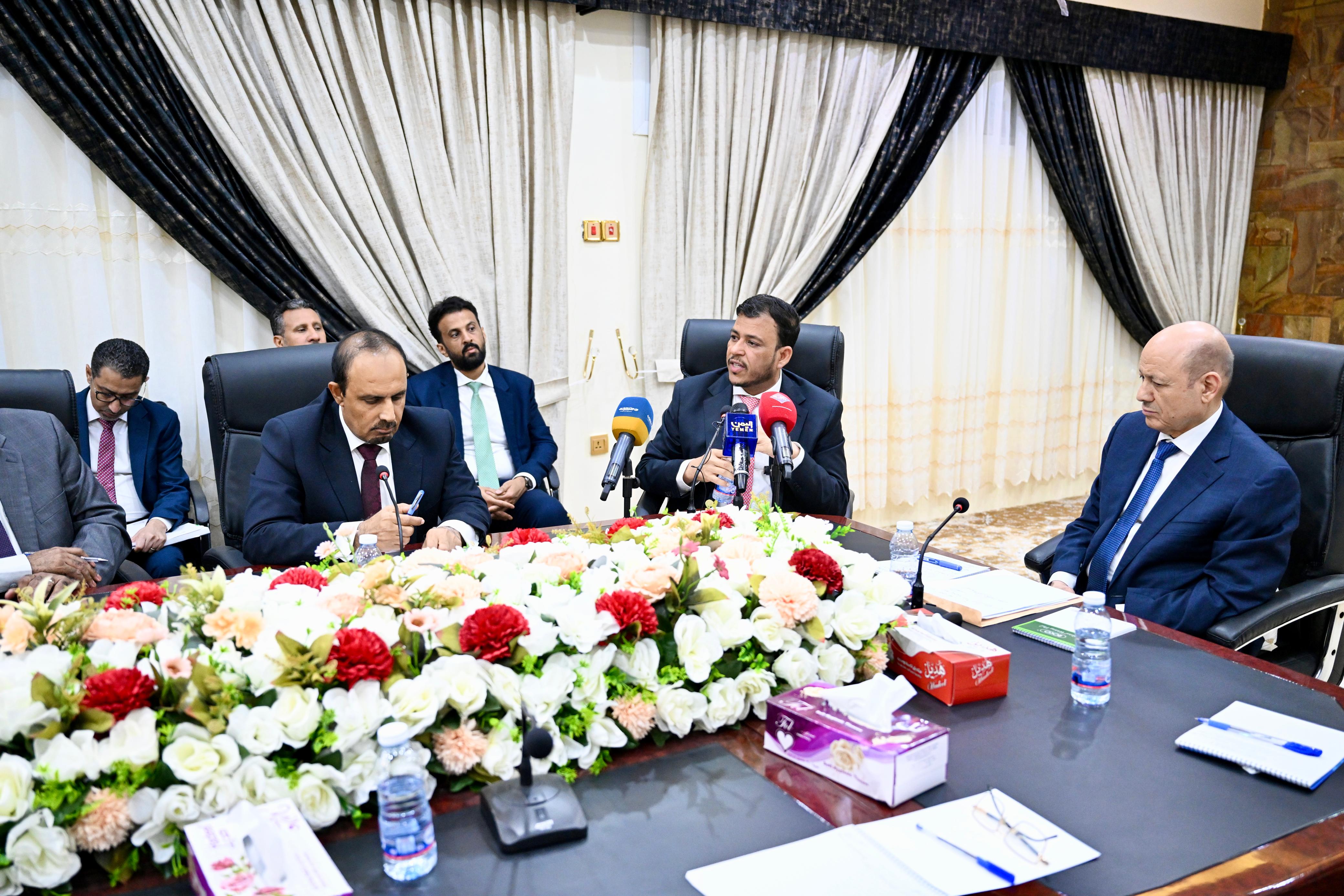 PRESIDENT AL-ALIMI HOLDS MEETING WITH LEADERSHIPS OF LOCAL AUTHORITY AND EXECUTIVE OFFICE IN HADHRAMAUT