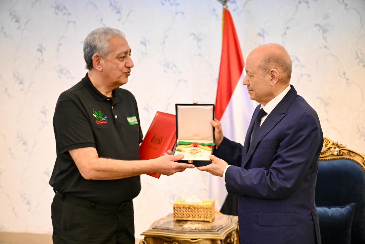 President Al-Alimi awards MASAM project and the National Program for Land-Mine Action the Medals of Bravery