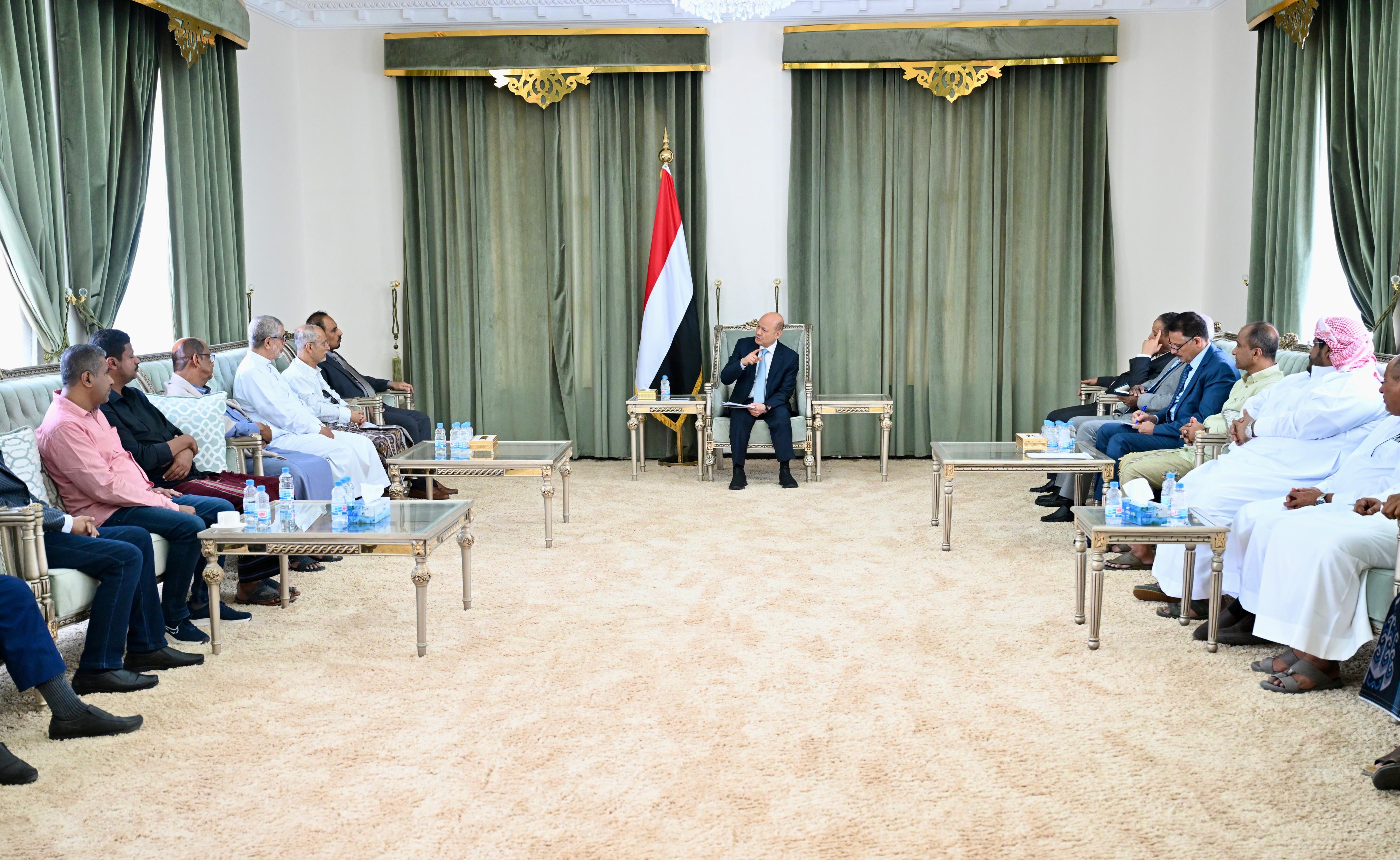 President Al-Alimi receives businessmen in Hadhramaut Governorate