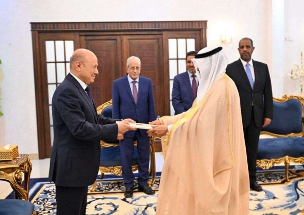 President al-Alimi receives credentials copy from Kuwaiti Ambassador and praises distinguished bilateral relations between the two countries