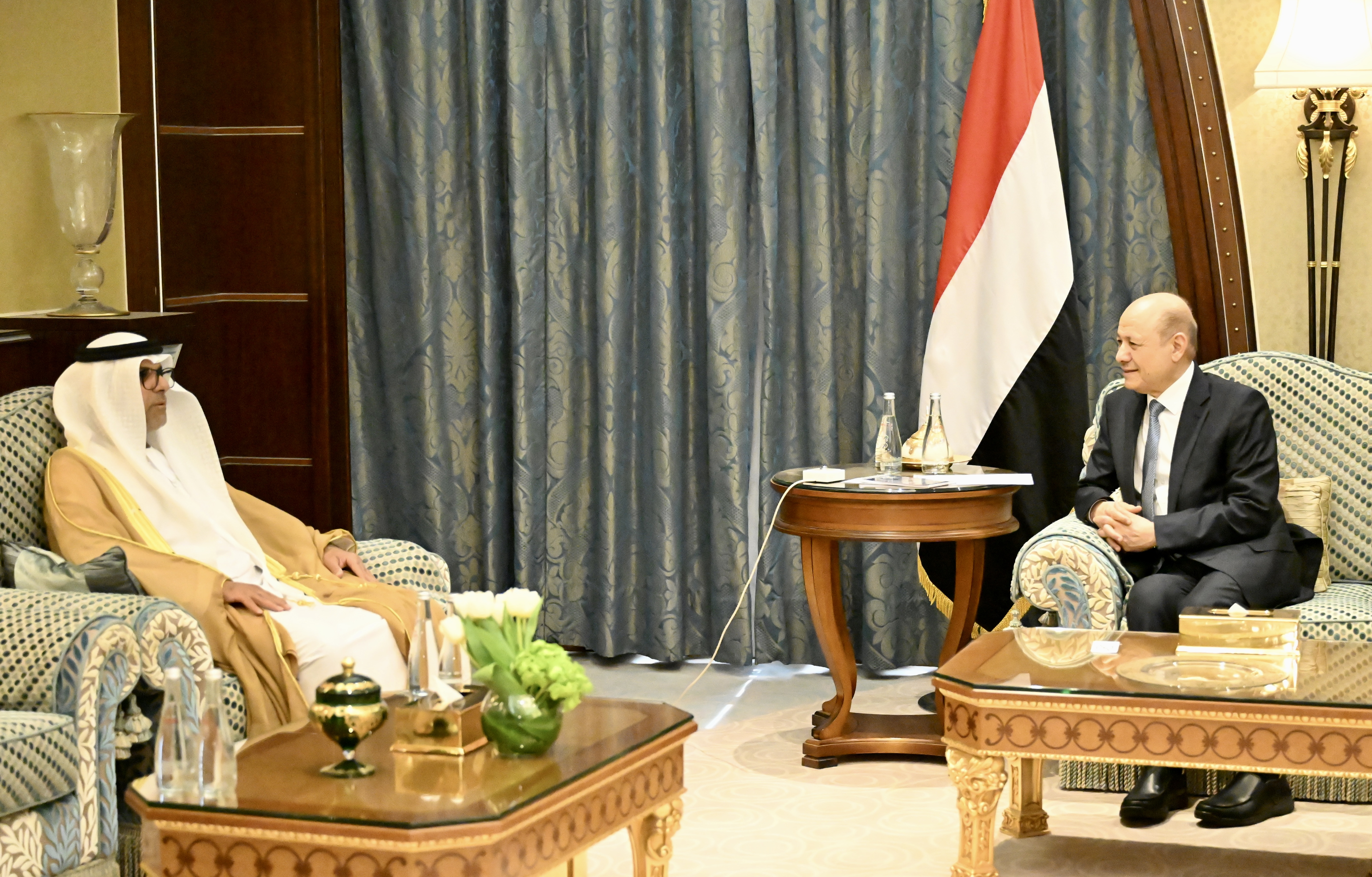 رئيس مجلس القيادة يلتقي السفير الإماراتي محمد حمد الزعابي