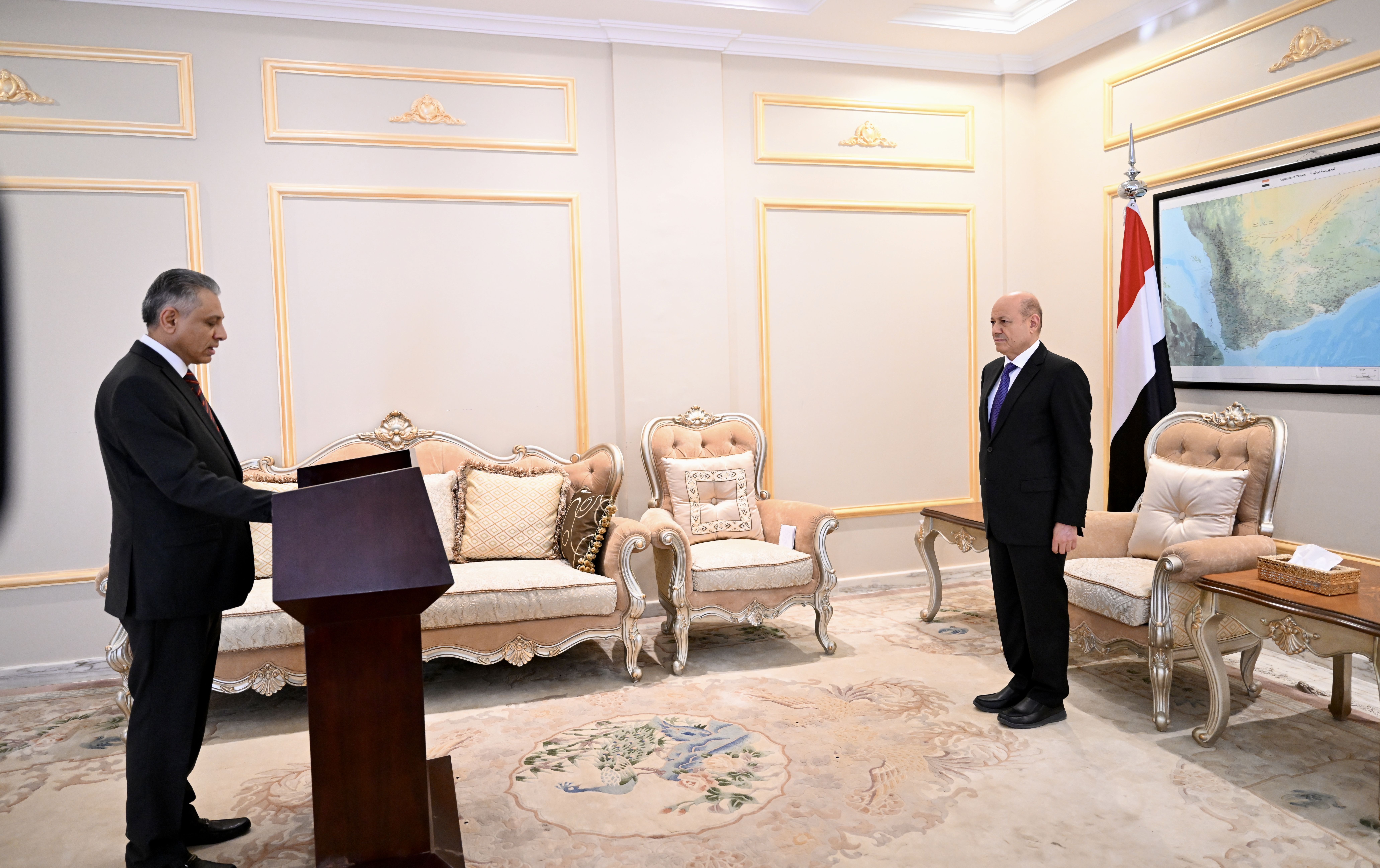 سفير اليمن لدى الأردن يؤدي اليمين الدستورية امام رئيس مجلس القيادة الرئاسي