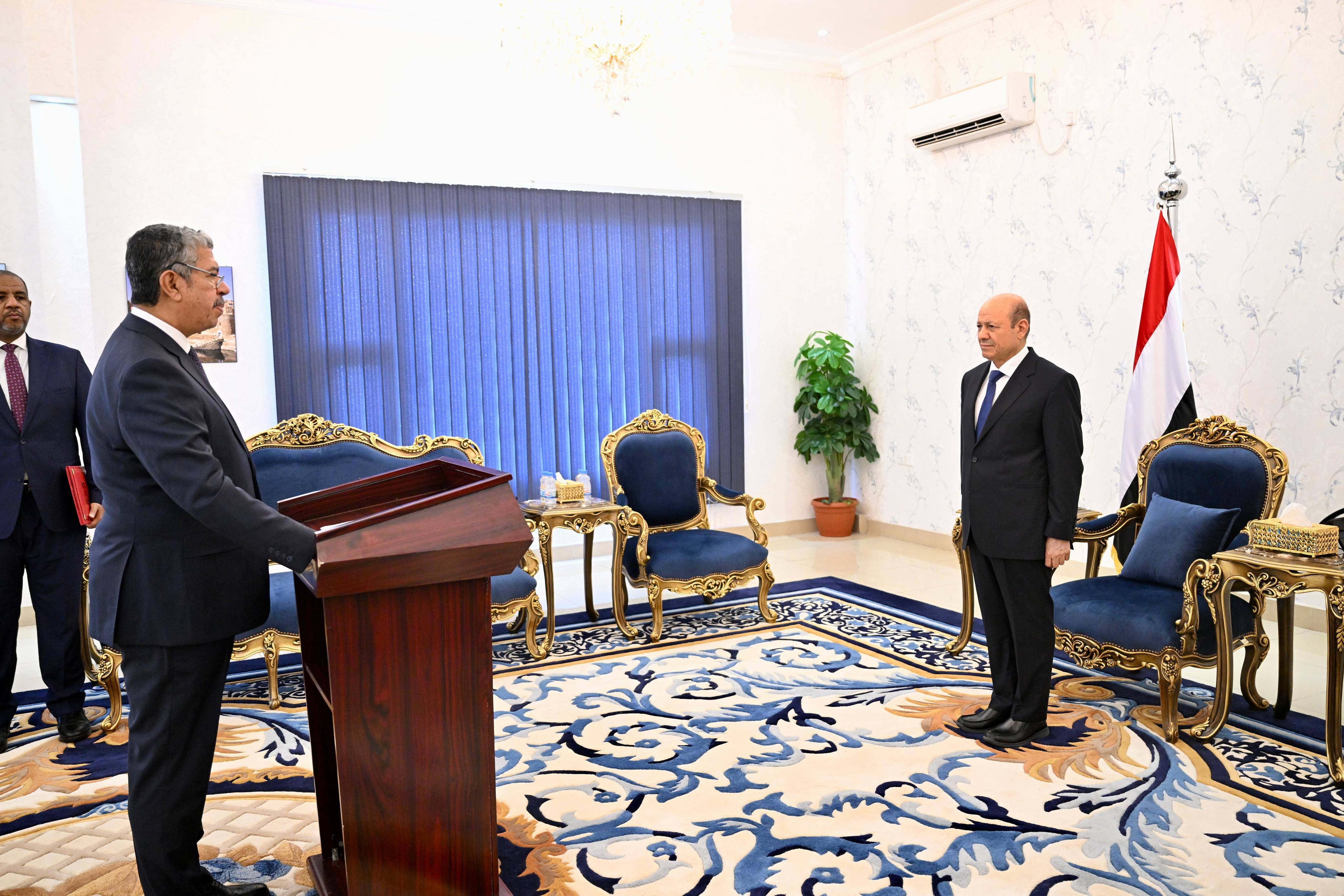 سفير اليمن لدى جمهورية مصر العربية يؤدي اليمين الدستورية امام رئيس مجلس القيادة الرئاسي 1 نوفمبر 2023