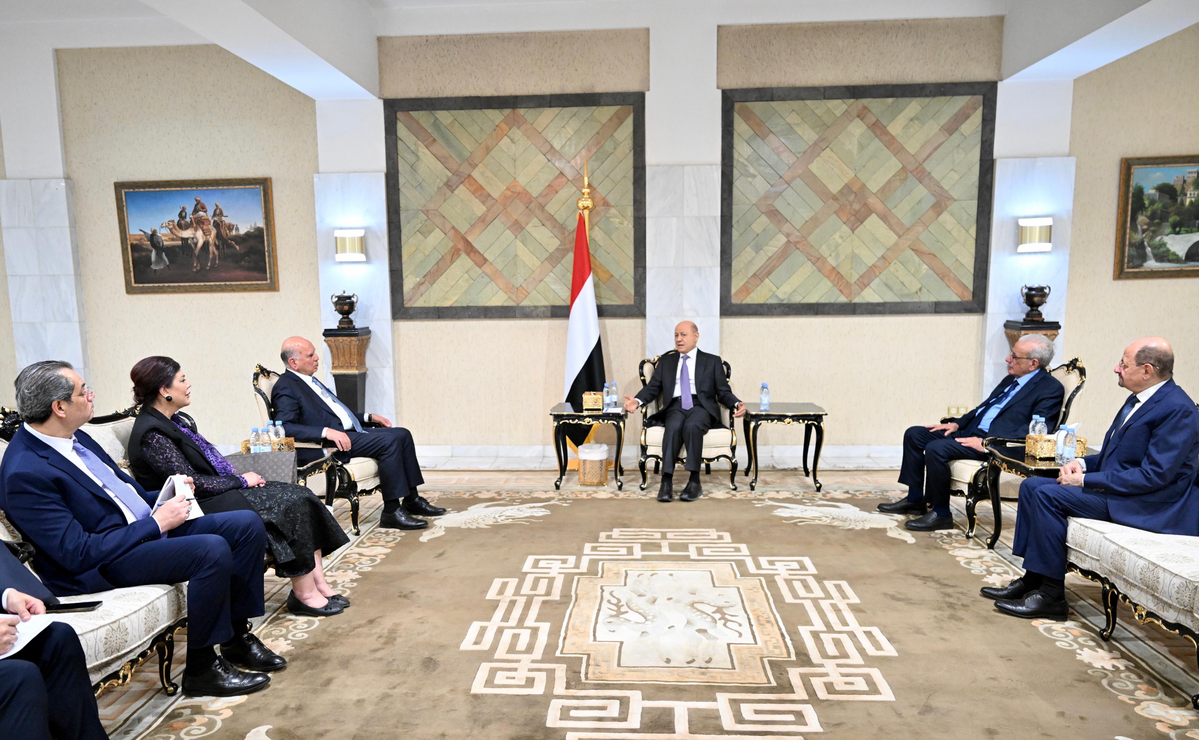 رئيس مجلس القيادة يتسلم دعوة من الرئيس العراقي لحضور مؤتمري القمة العربية العادية والاقتصادية
