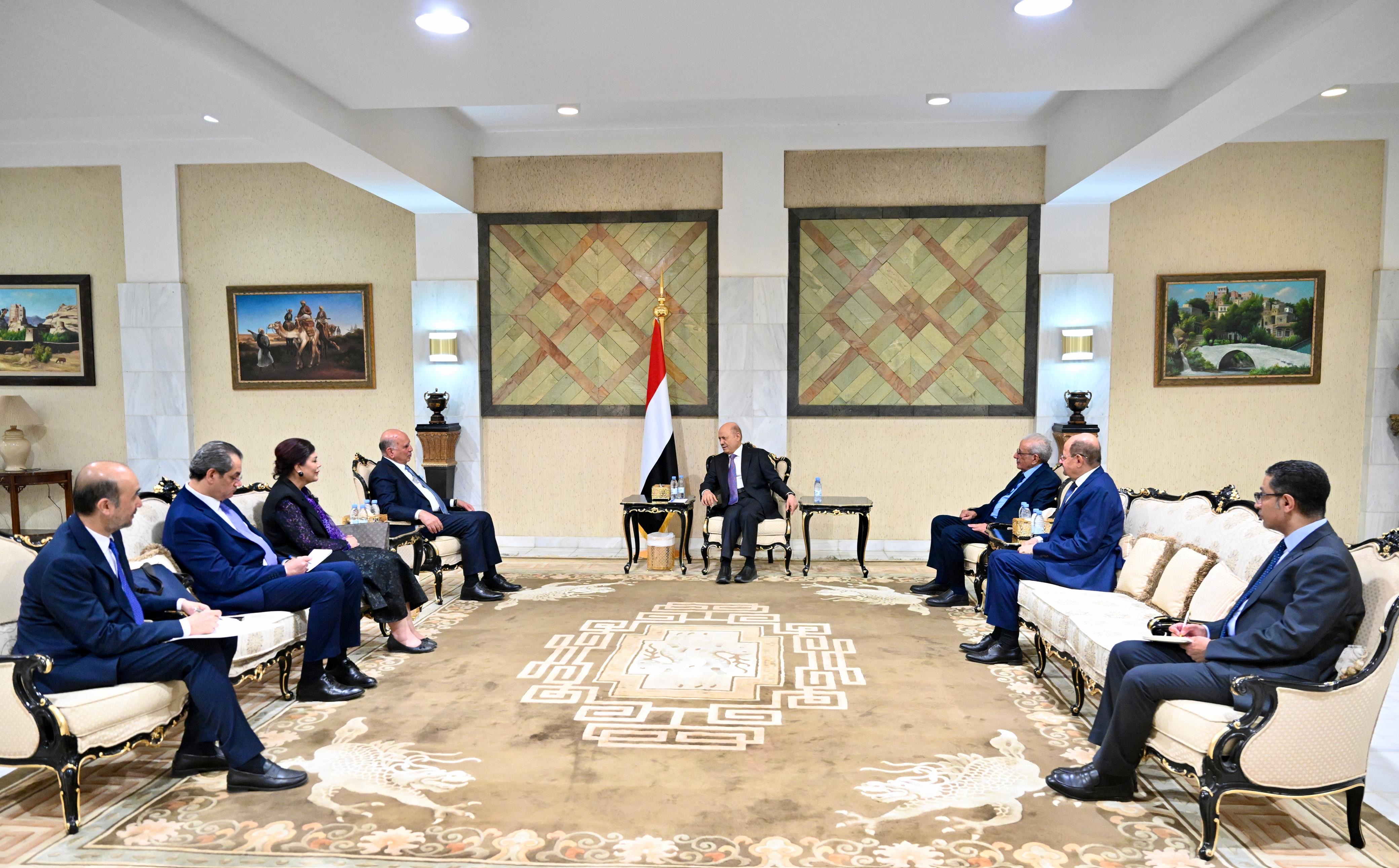 رئيس مجلس القيادة يتسلم دعوة من الرئيس العراقي لحضور مؤتمري القمة العربية العادية والاقتصادية