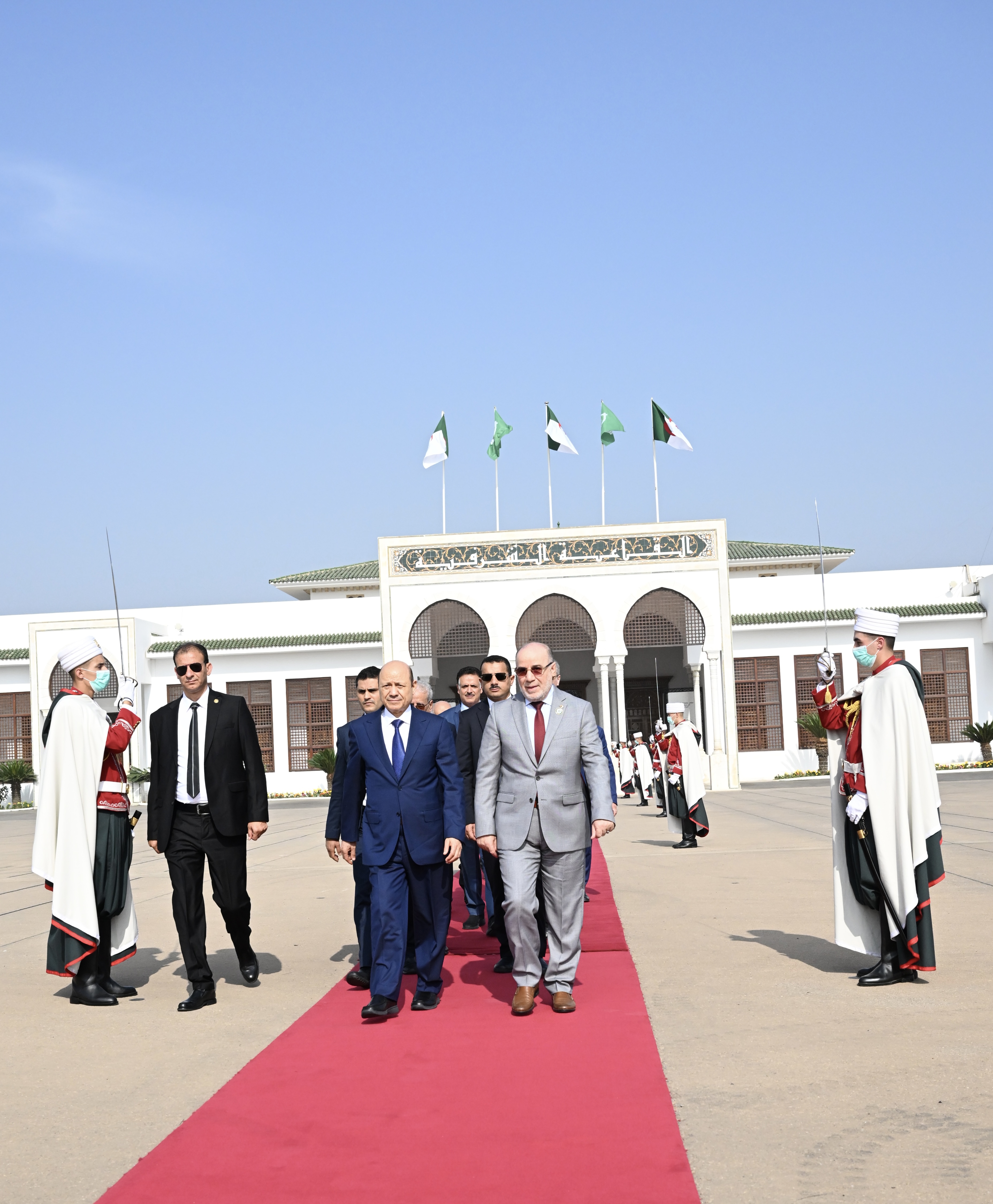 فخامة الرئيس يغادر الجزائر بعد حضور القمة العربية الـ31