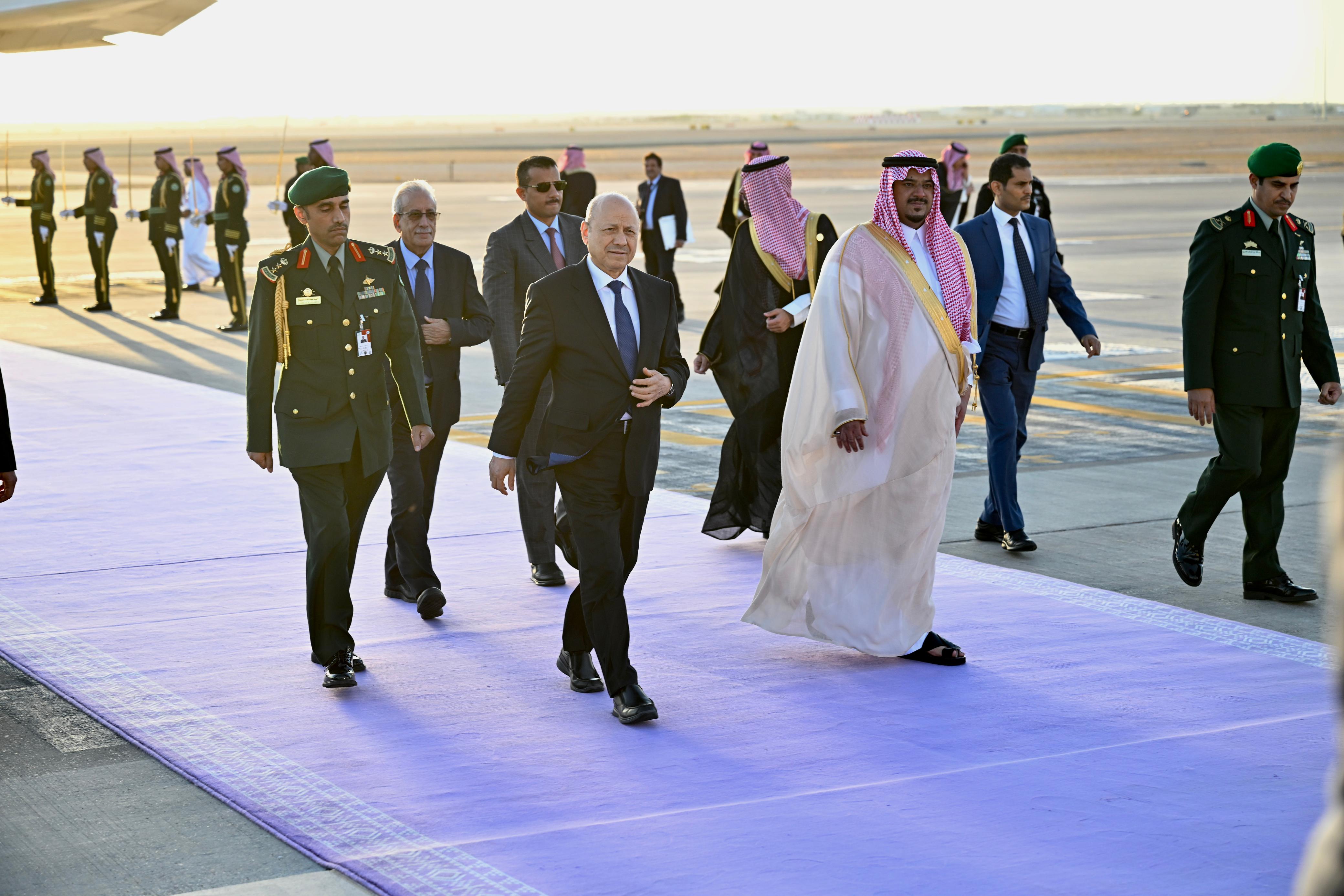 رئيس مجلس القيادة الرئاسي يصل الرياض للمشاركة في اعمال القمتين العربية والاسلامية 9 نوفمبر 2023