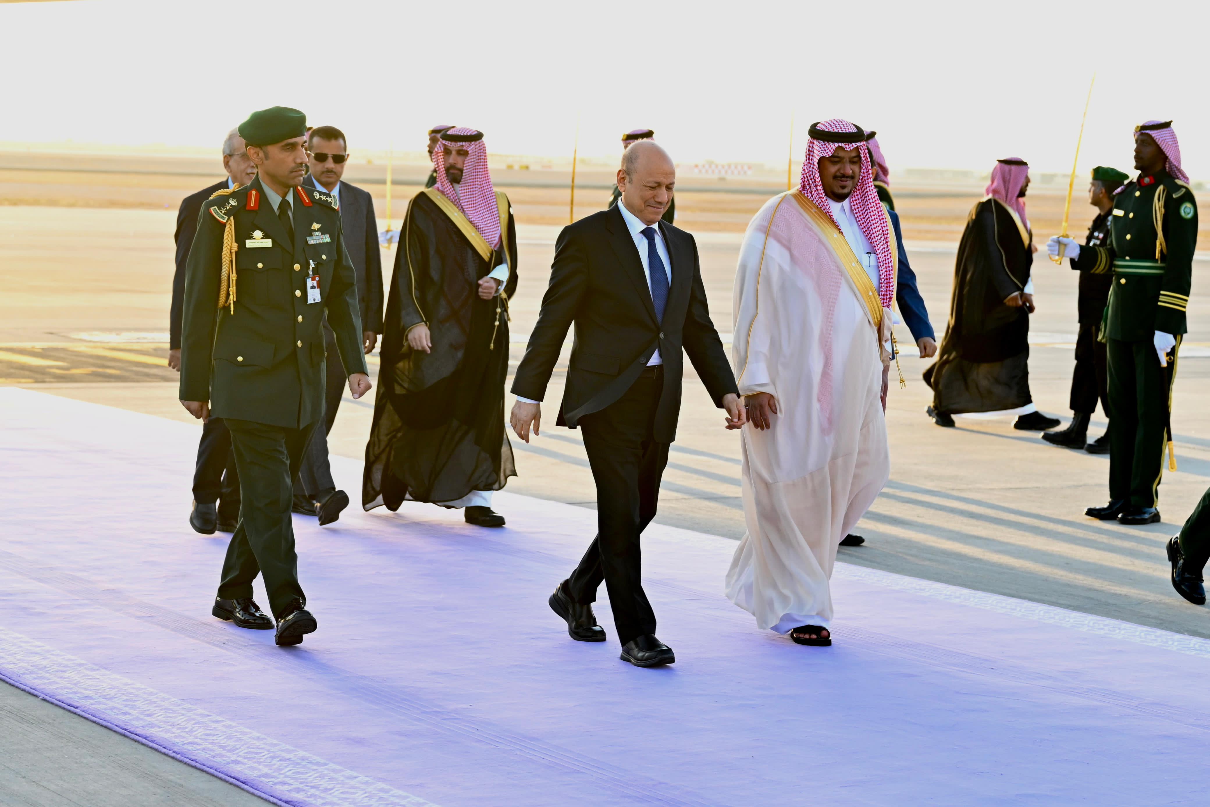 رئيس مجلس القيادة الرئاسي يصل الرياض للمشاركة في اعمال القمتين العربية والاسلامية 9 نوفمبر 2023