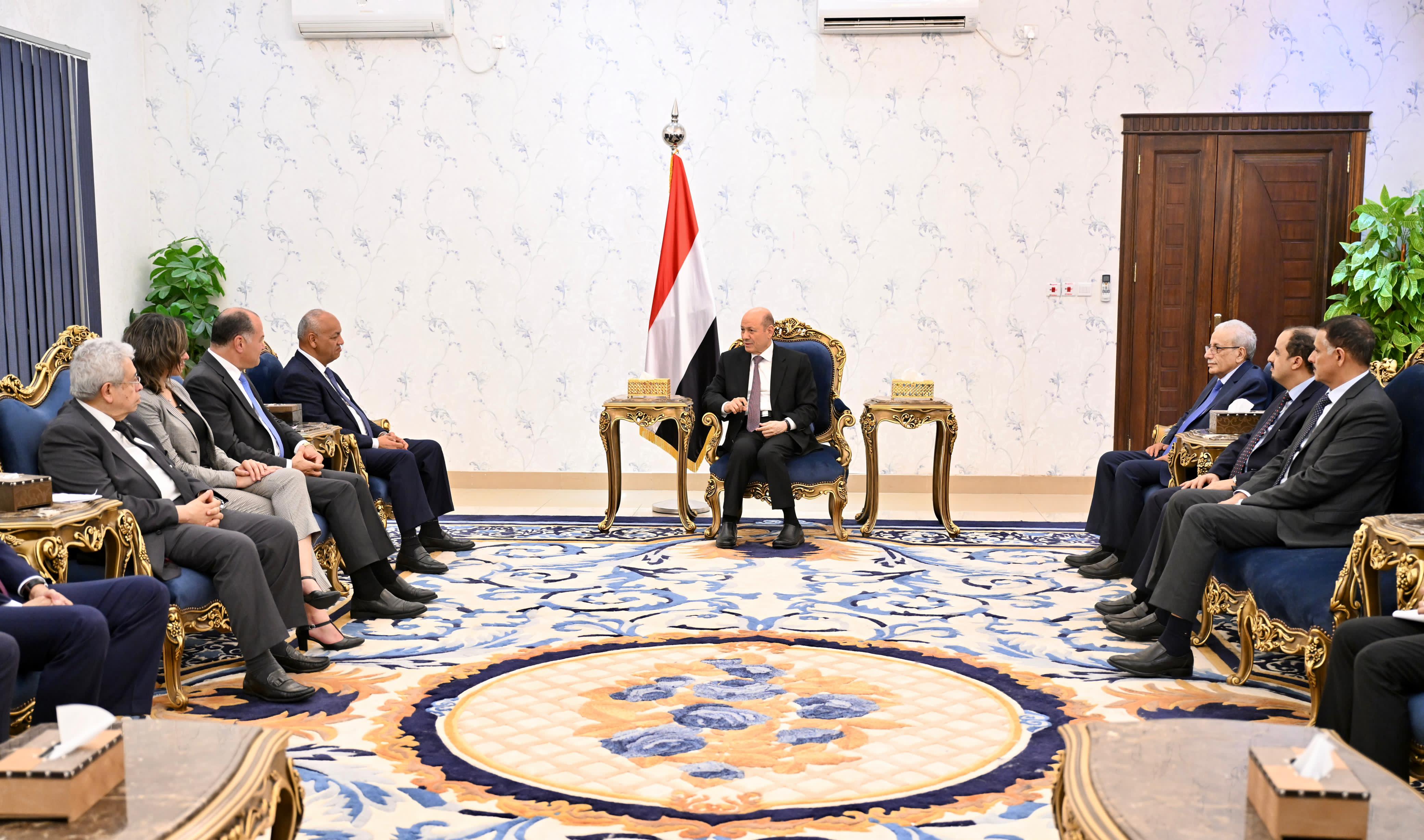 رئيس مجلس القيادة يستقبل وفدا برلمانيا واعلاميا مصريا 