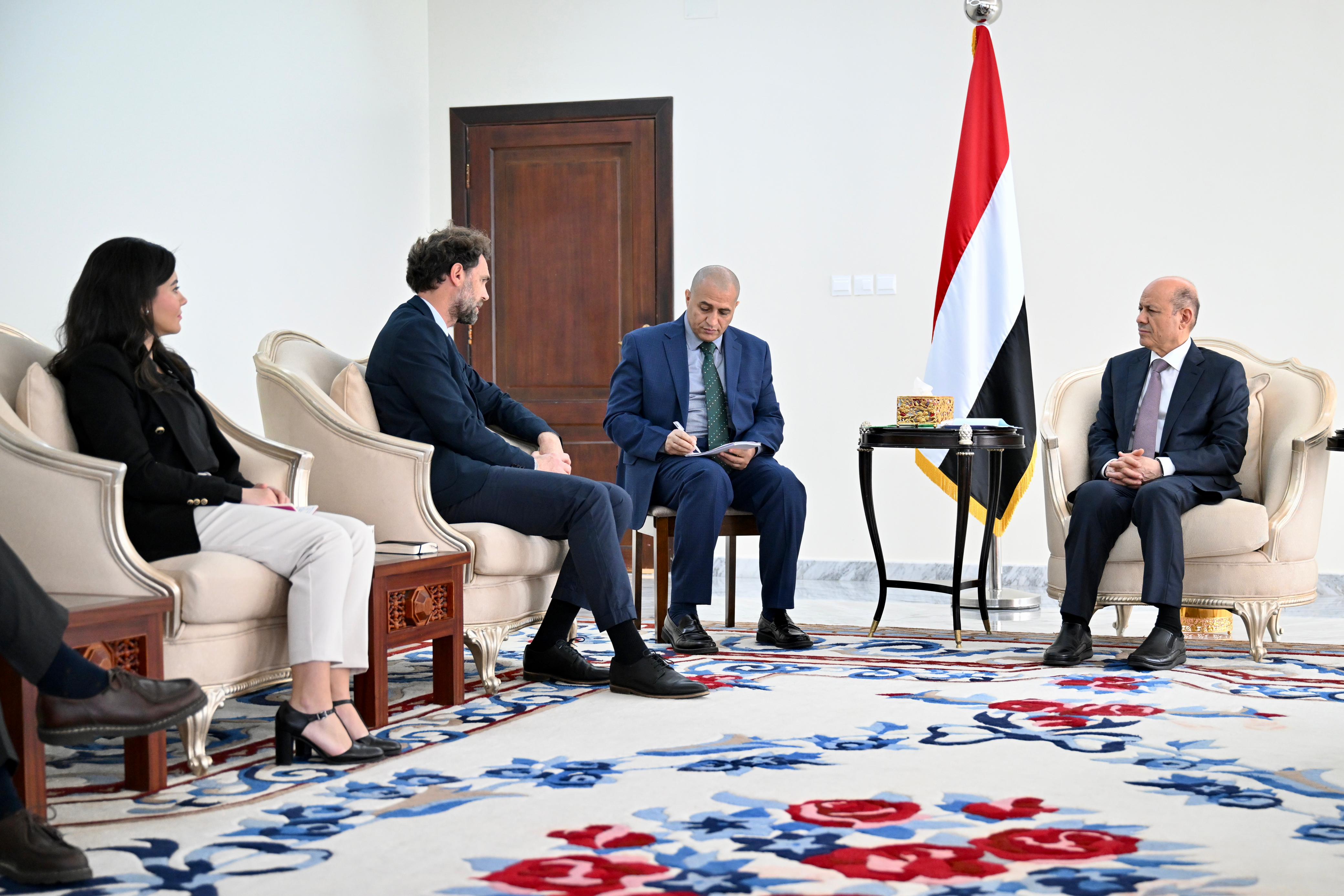 فخامة الرئيس رشاد العليمي رئيس مجلس القيادة الرئاسي يستقبل المدير الإقليمي لمركز الحوار الإنساني