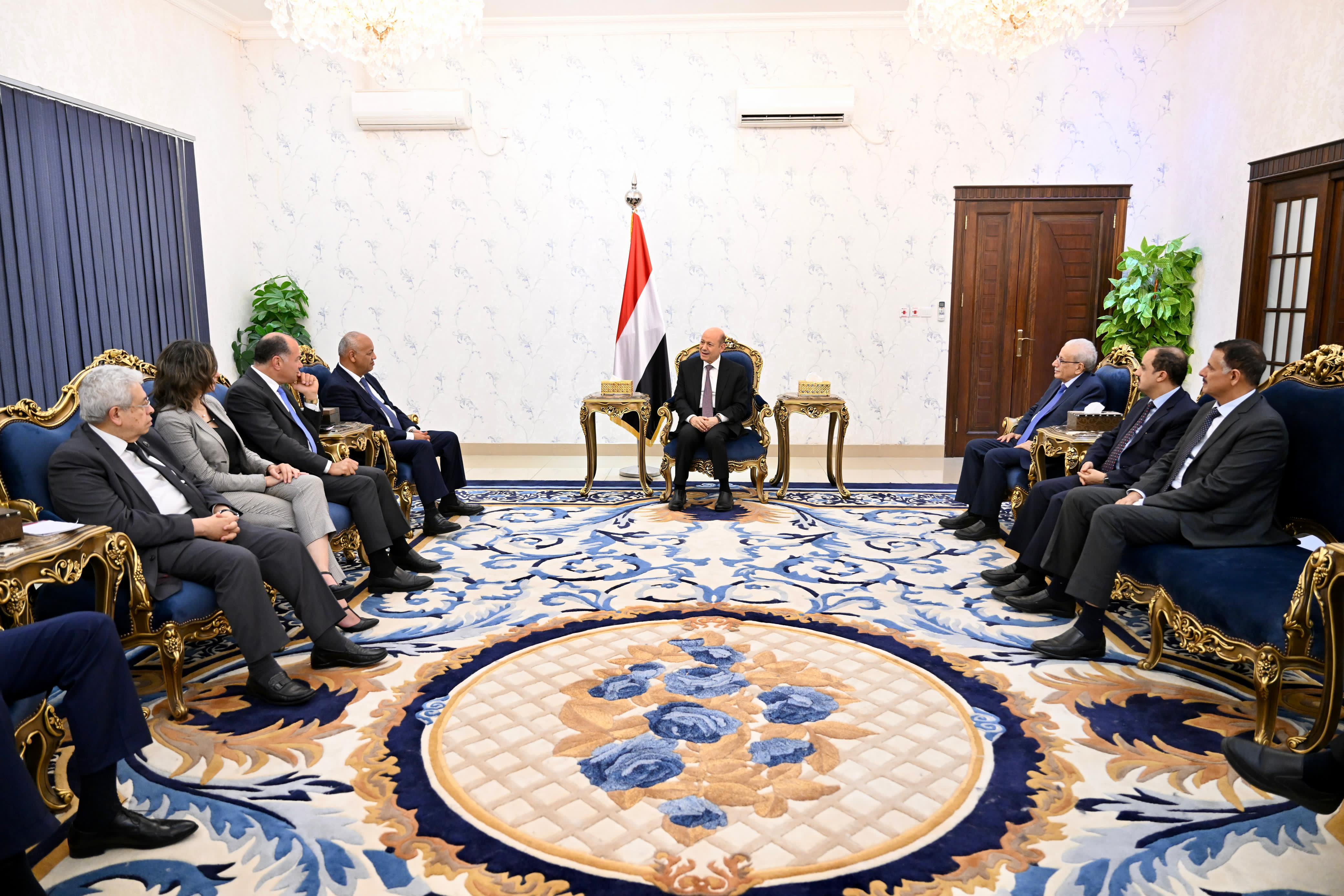 رئيس مجلس القيادة يستقبل وفدا برلمانيا واعلاميا مصريا 