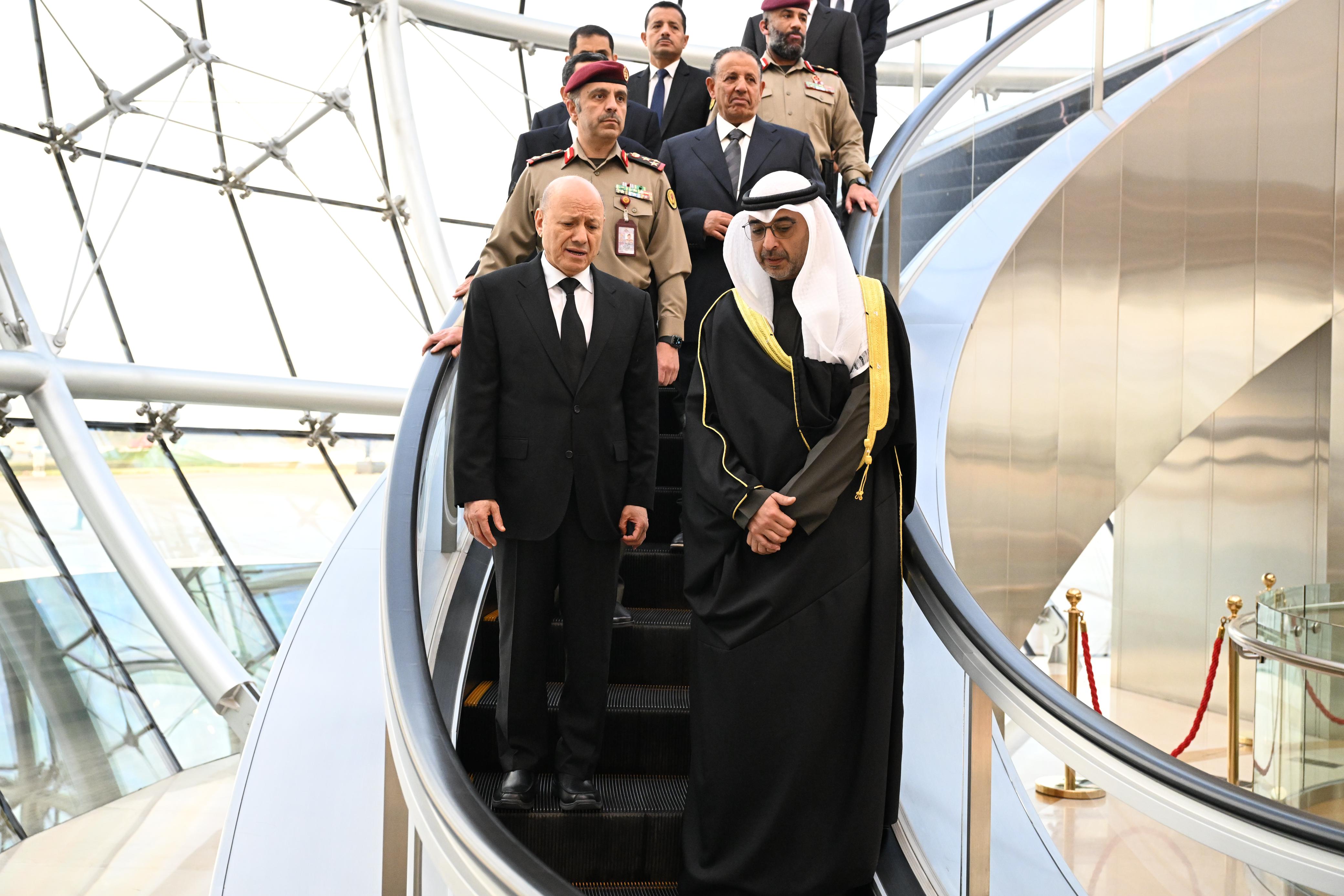 رئيس مجلس القيادة يصل الكويت لتقديم واجب العزاء على رأس وفد رفيع المستوى 18 ديسمبر 2023 