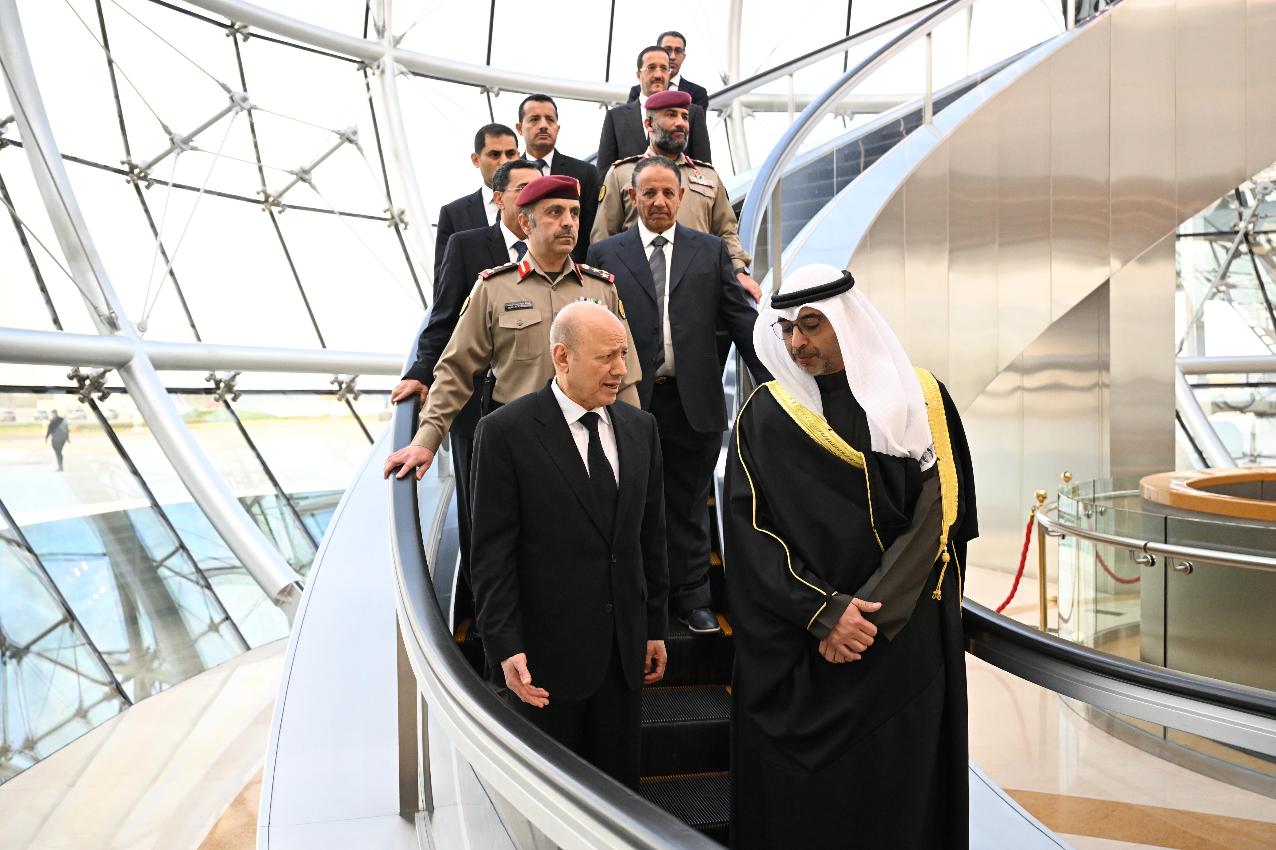 رئيس مجلس القيادة يصل الكويت لتقديم واجب العزاء على رأس وفد رفيع المستوى 18 ديسمبر 2023 