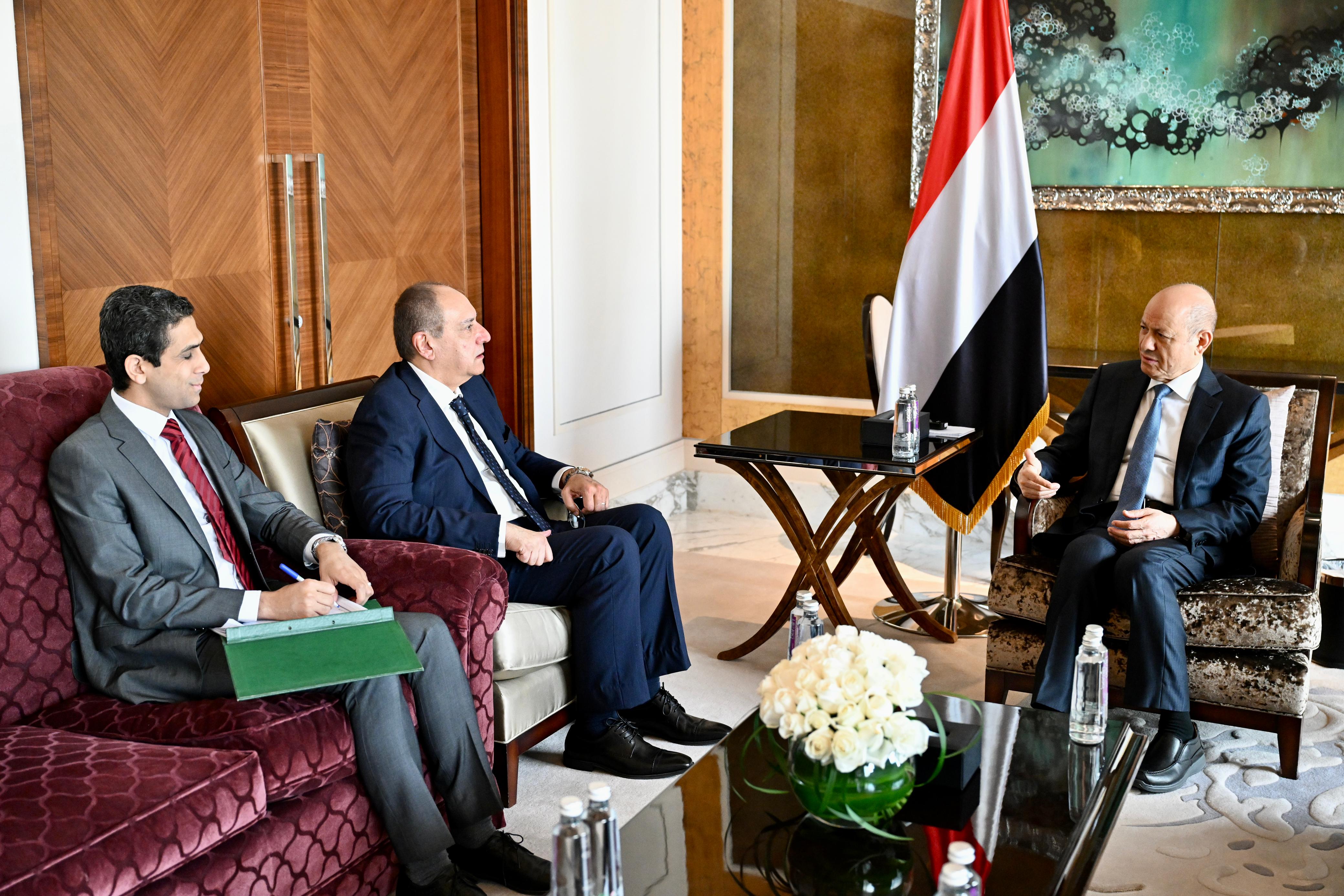 رئيس مجلس القيادة الرئاسي يستقبل السفير المصري  23 نوفمبر 2023