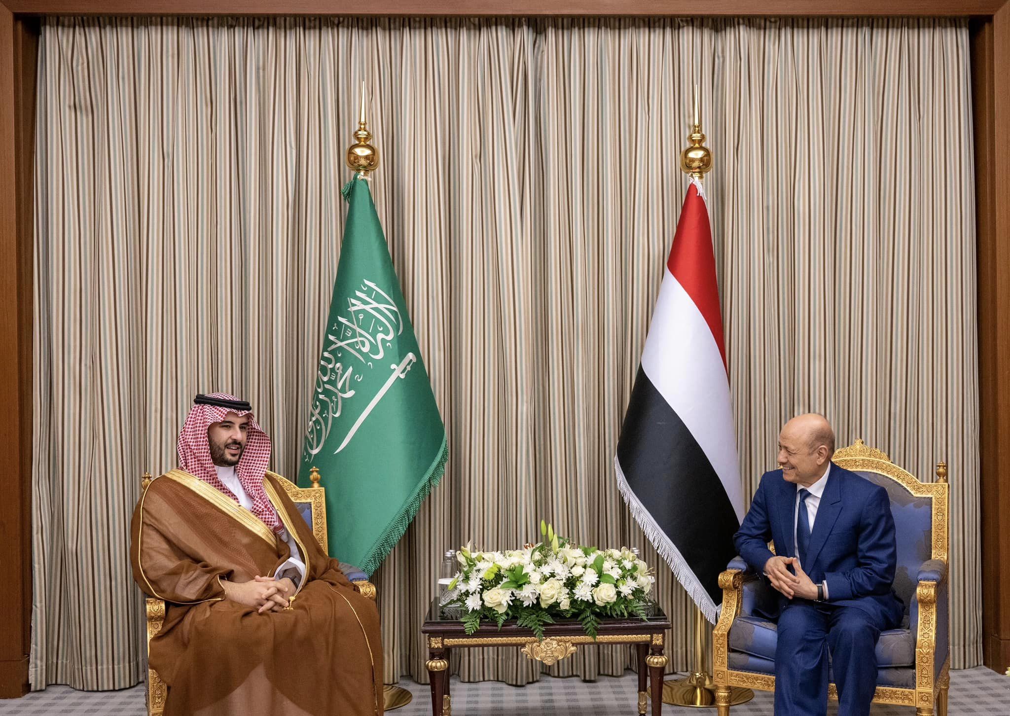 رئيس وأعضاء مجلس القيادة الرئاسي يلتقون وزير الدفاع السعودي