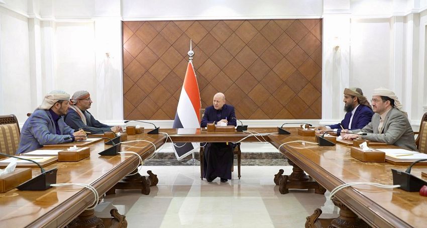 مجلس القيادة يعقد اجتماعاً طارئاً لبحث التطورات الأمنية ويقر عدداً من الإجراءات لحماية المدنيين والمركز القانوني للدولة