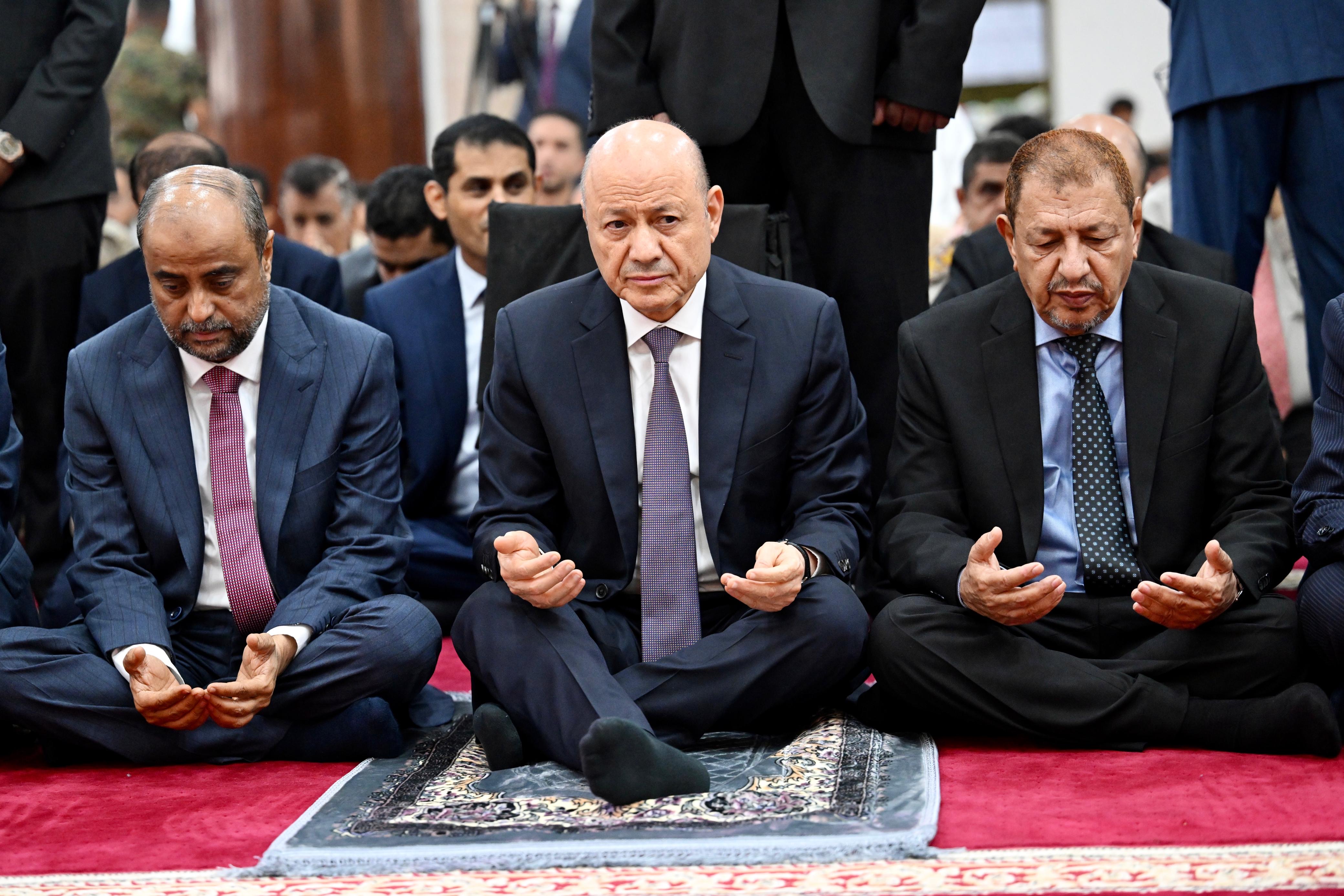 فخامة الرئيس يؤدي صلاة العيد مع جموع المصلين 
