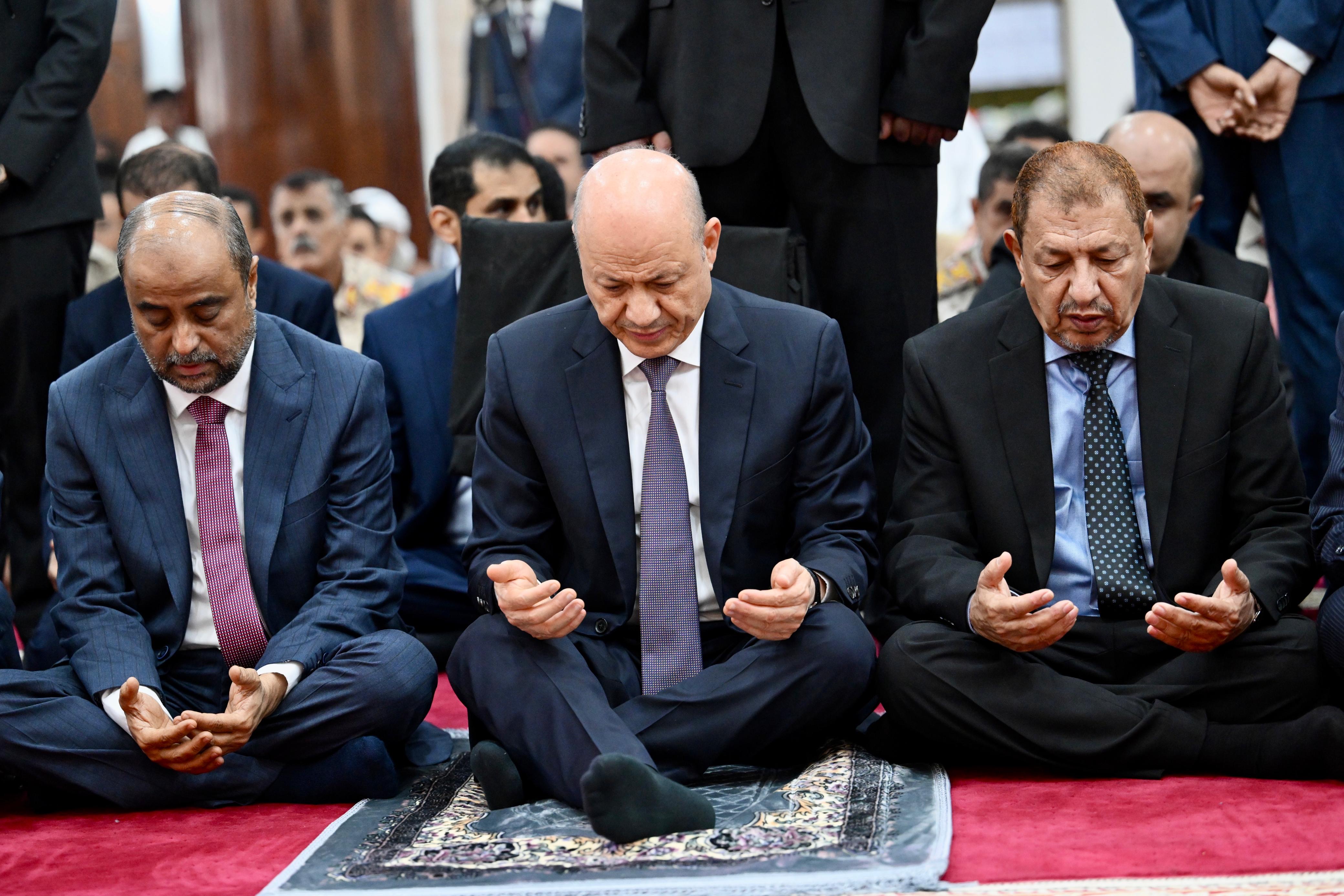 فخامة الرئيس يؤدي صلاة العيد مع جموع المصلين 