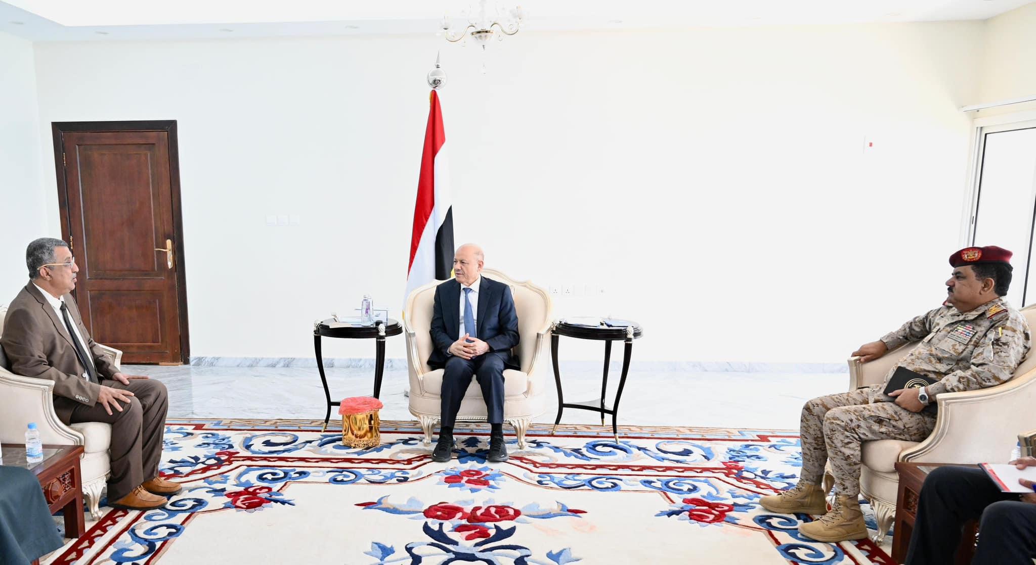 رئيس مجلس القيادة الرئاسي يستقبل أسرة الشهيد البطل علي ناصر هادي