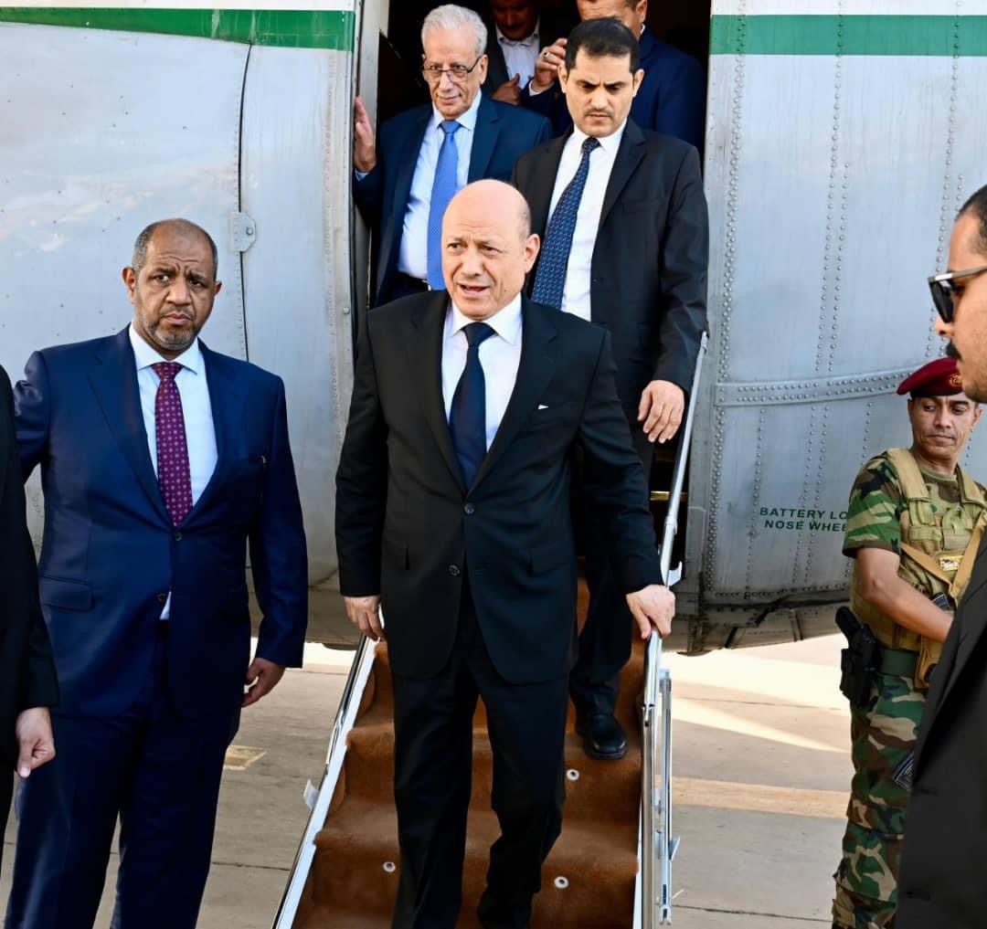 رئيس مجلس القيادة الرئاسي يعود إلى العاصمة المؤقتة عدن