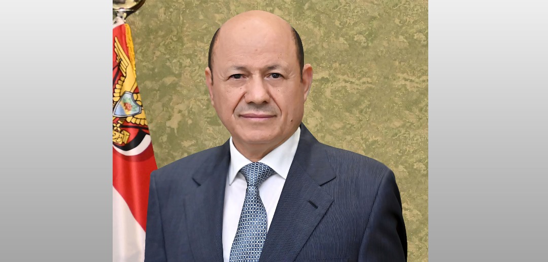 رئيس مجلس القيادة يهاتف الرئيس السابق ونائبه للتهنئة بمناسبة عيد الأضحى المبارك