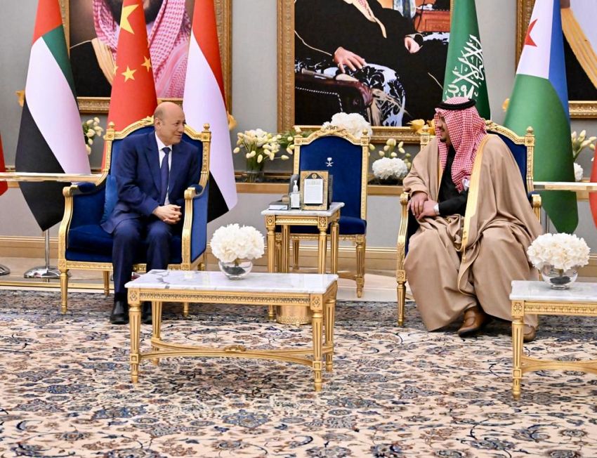 رئيس مجلس القيادة الرئاسي يصل الرياض للمشاركة في أعمال القمة العربية الصينية