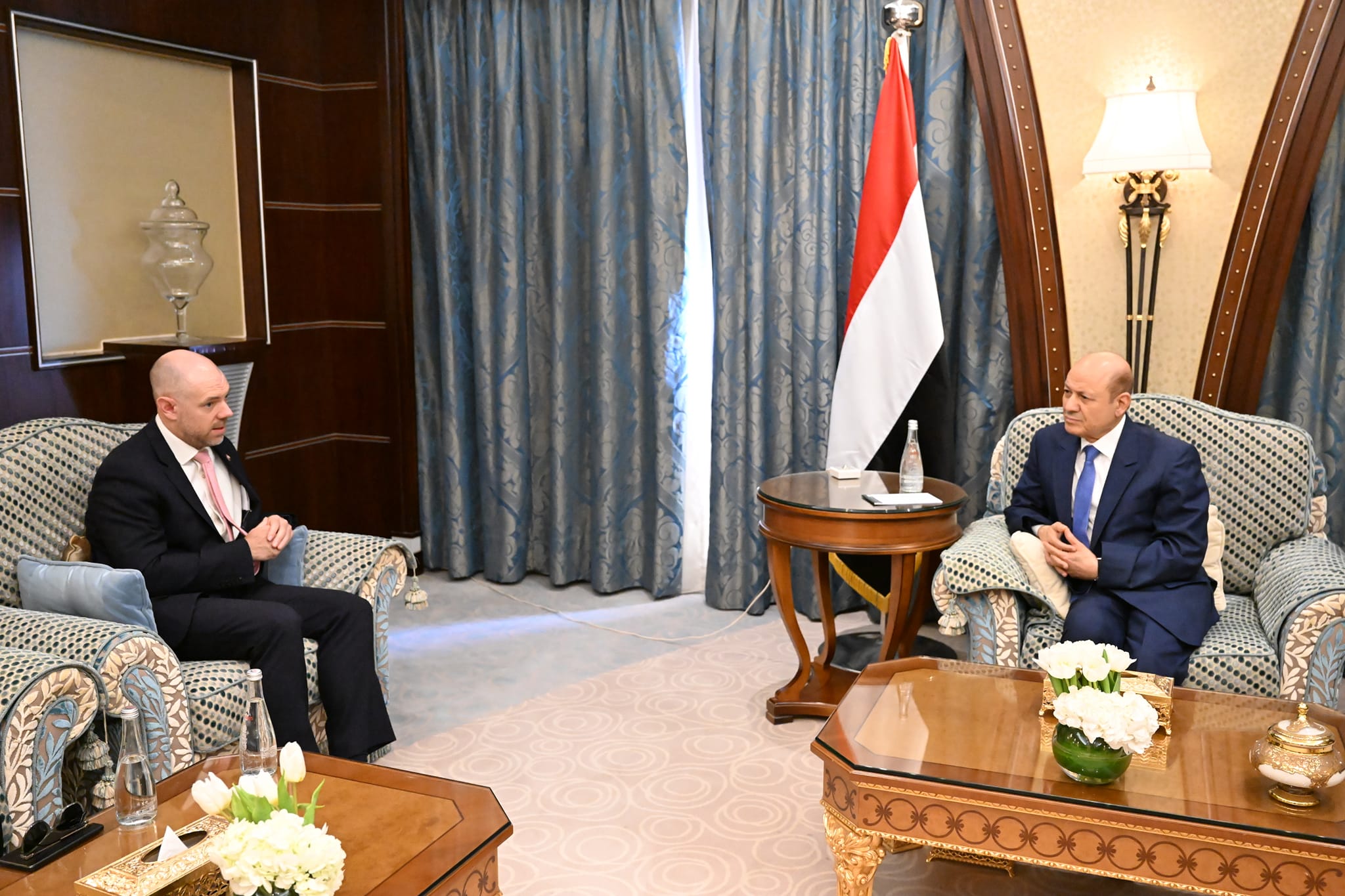 الرئيس يستقبل السفير البريطاني لدى اليمن