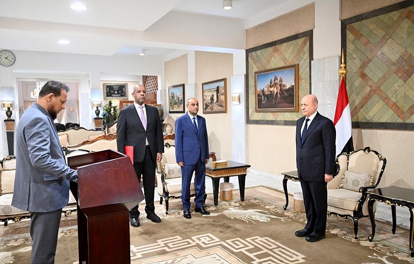 محافظ عدن يؤدي اليمين الدستورية أمام رئيس مجلس القيادة الرئاسي