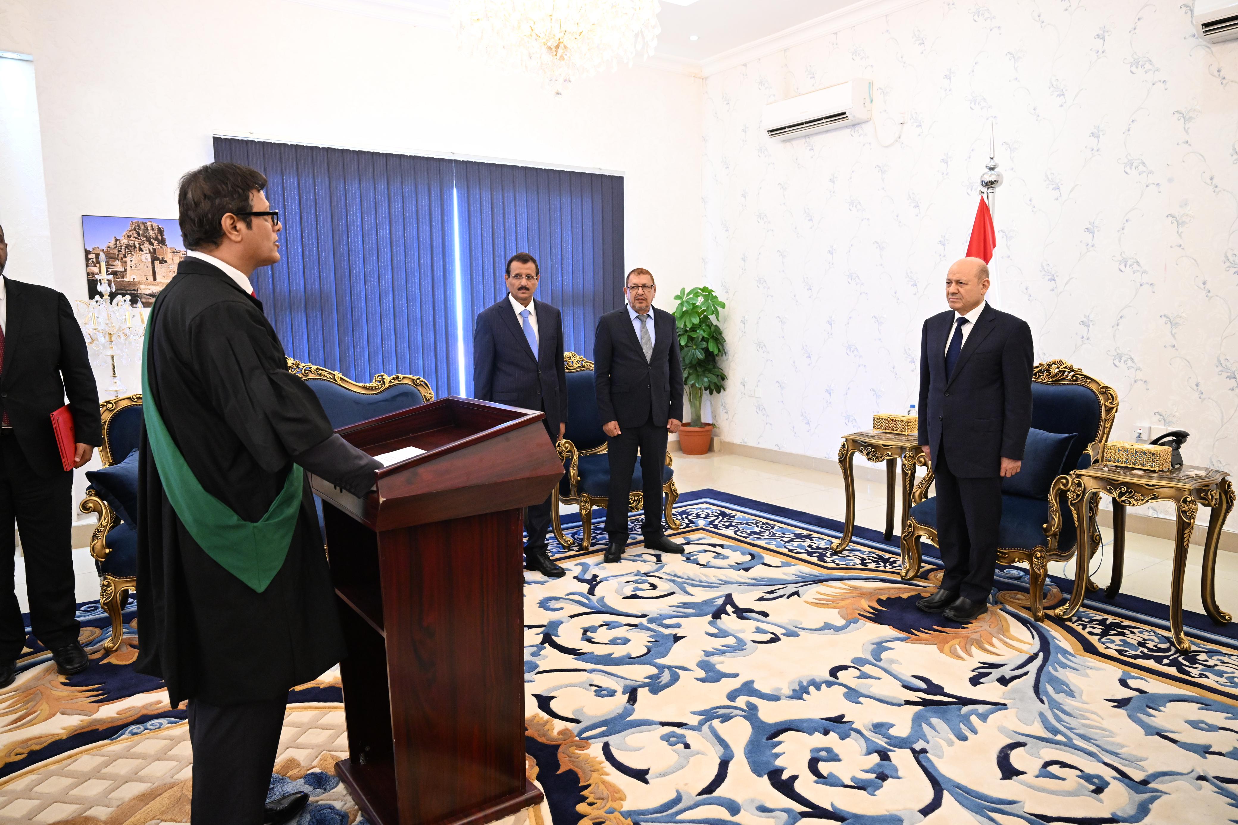 القاضي صالح المرفدي يؤدي اليمين القانونية أمام رئيس مجلس القيادة الرئاسي