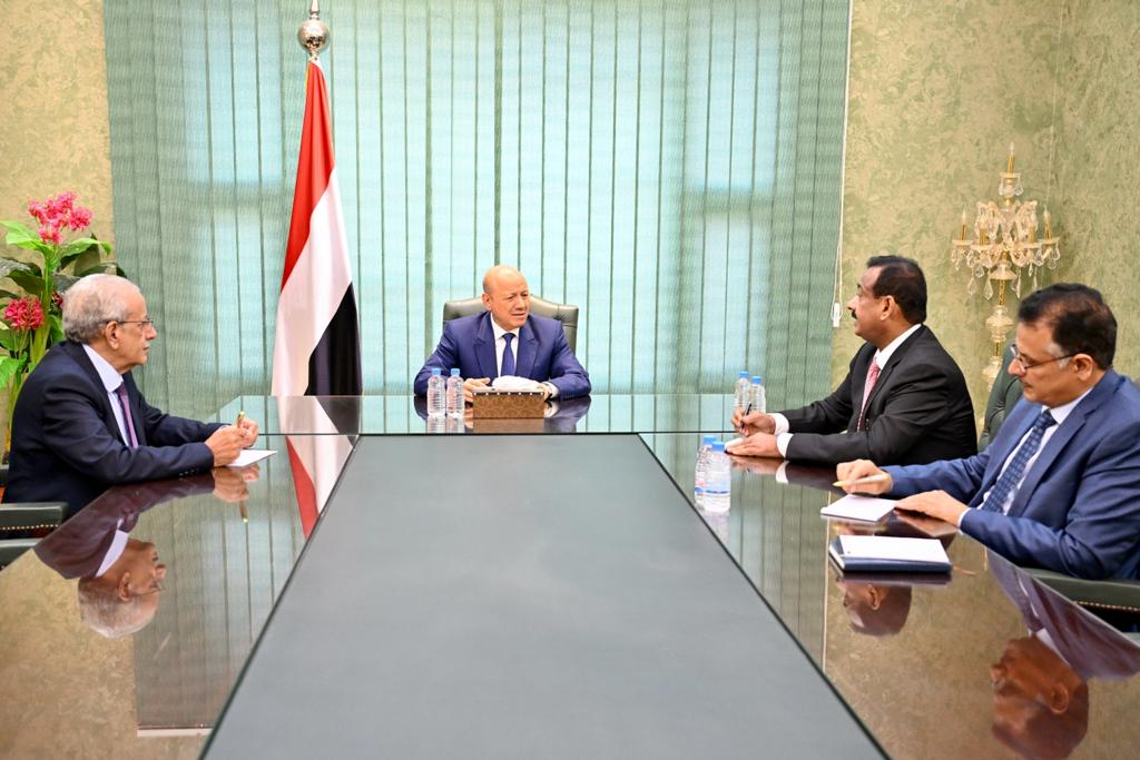 رئيس مجلس القيادة الرئاسي يجتمع بمحافظ محافظة شبوة