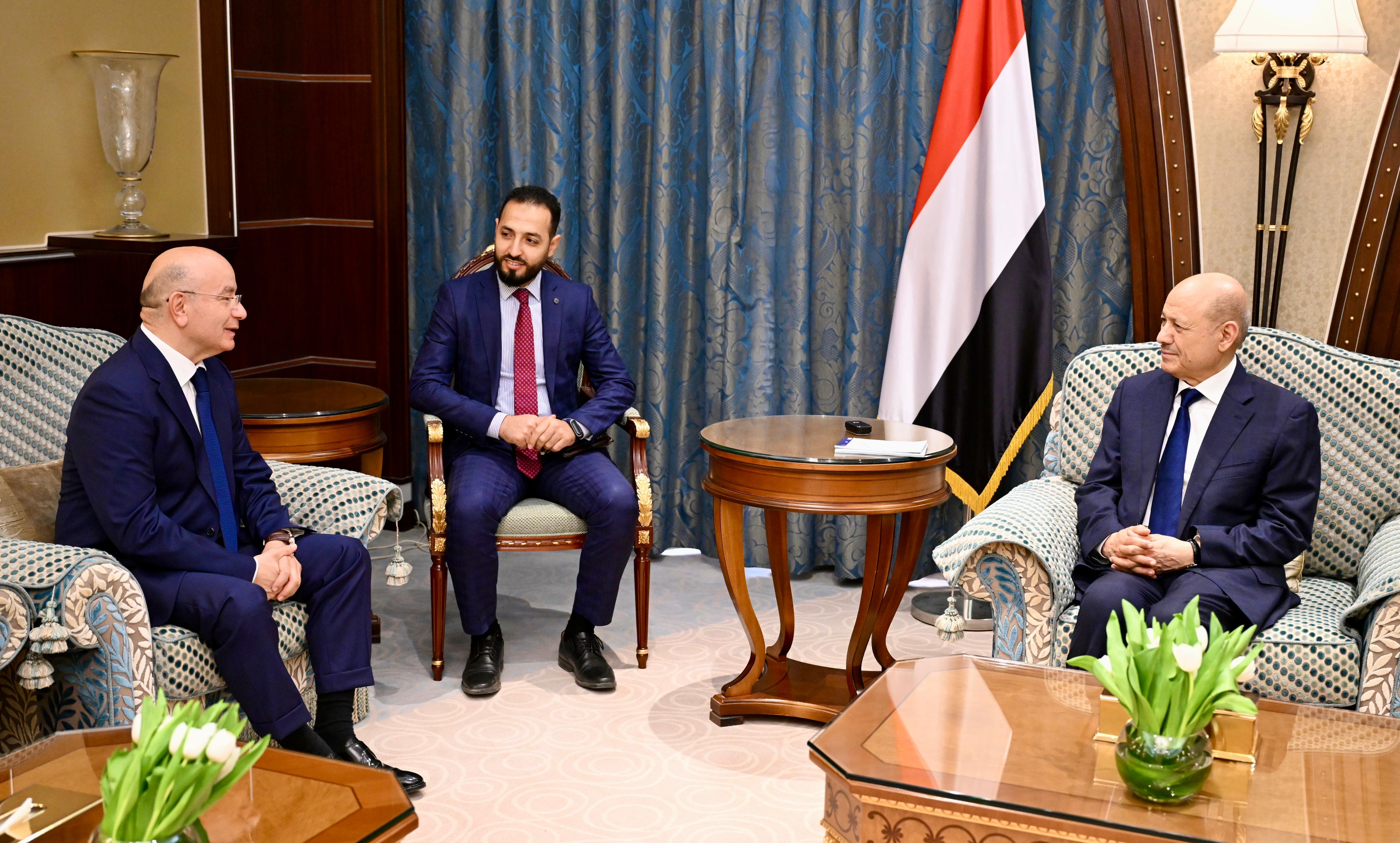 رئيس مجلس القيادة يشيد بالعلاقات اليمنية التركية