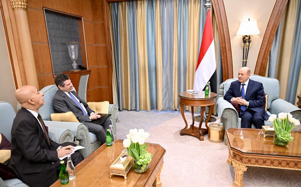 الرئيس رشاد العليمي يستقبل السفير الأمريكي في اليمن