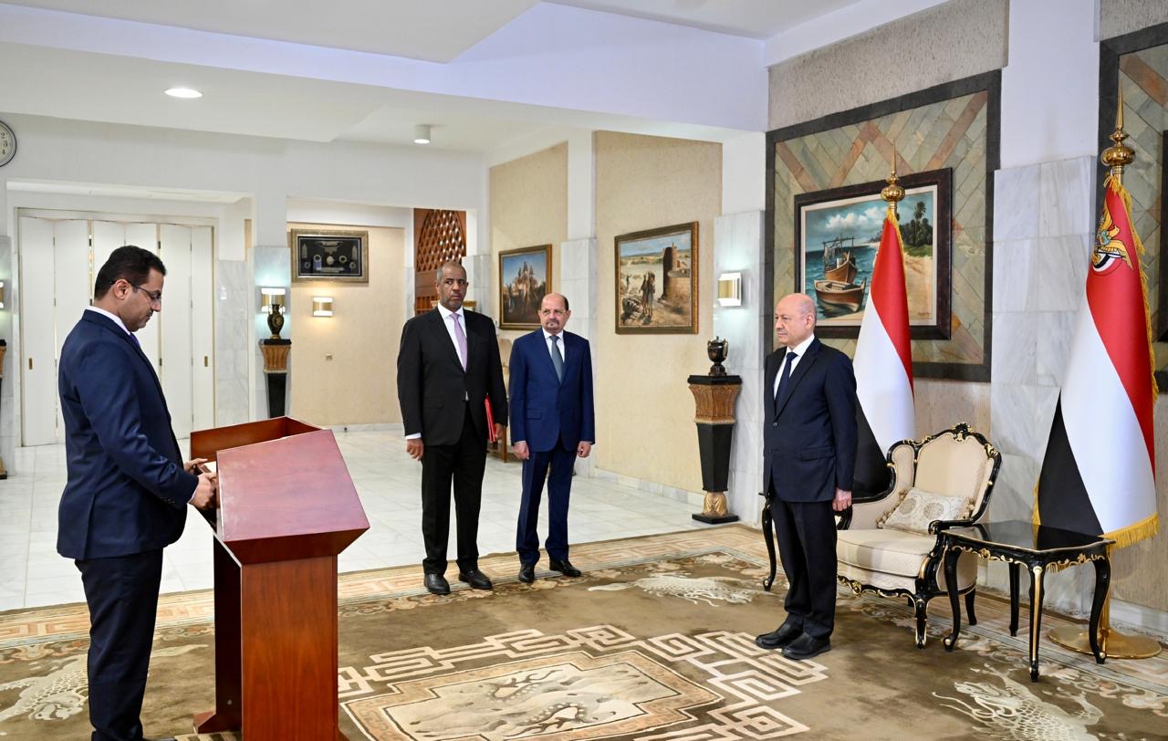 رئيس وأعضاء الحكومة يؤدون اليمين الدستورية أمام فخامة رئيس مجلس القيادة 2