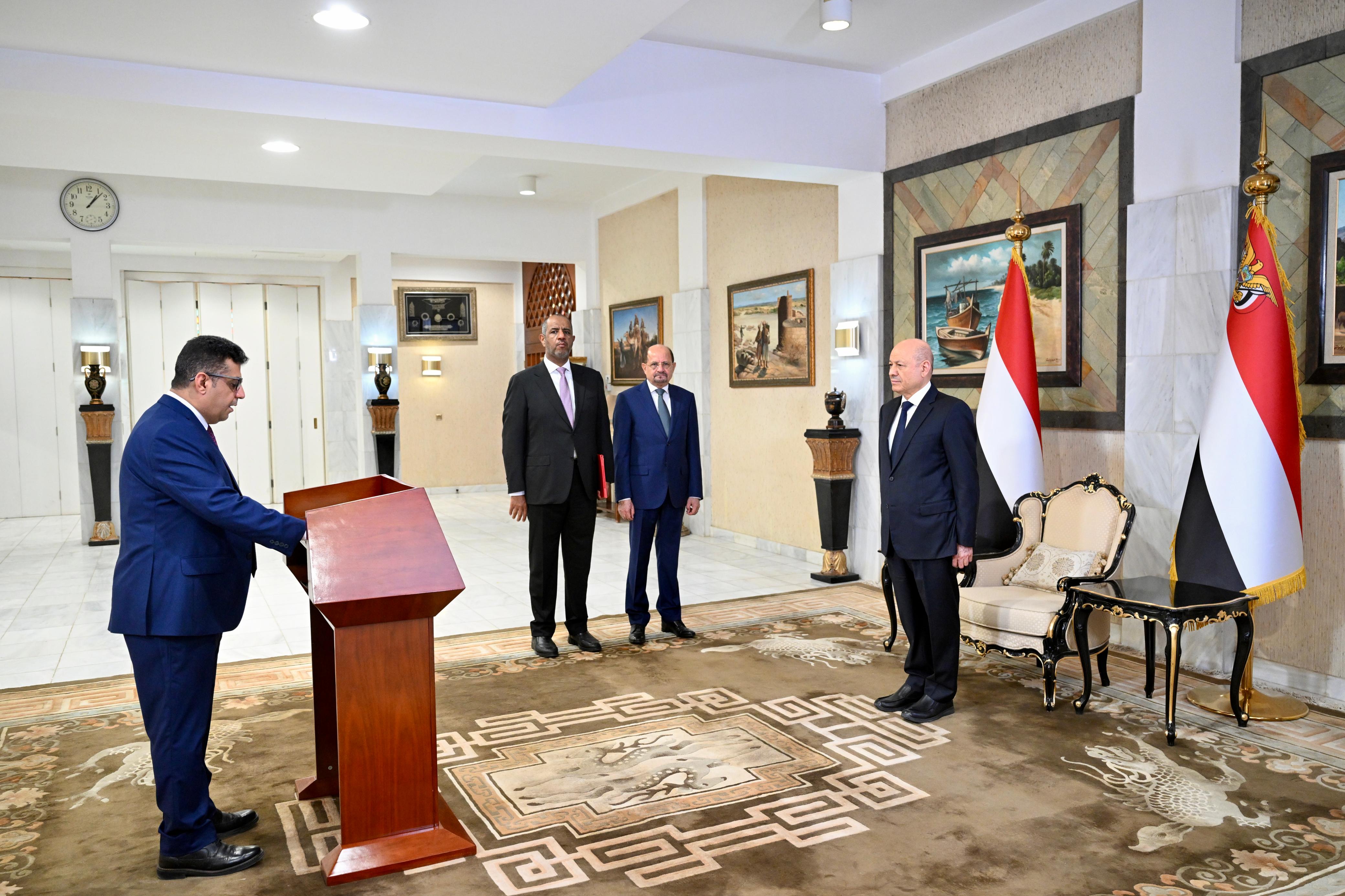 رئيس وأعضاء الحكومة يؤدون اليمين الدستورية أمام فخامة رئيس مجلس القيادة 1