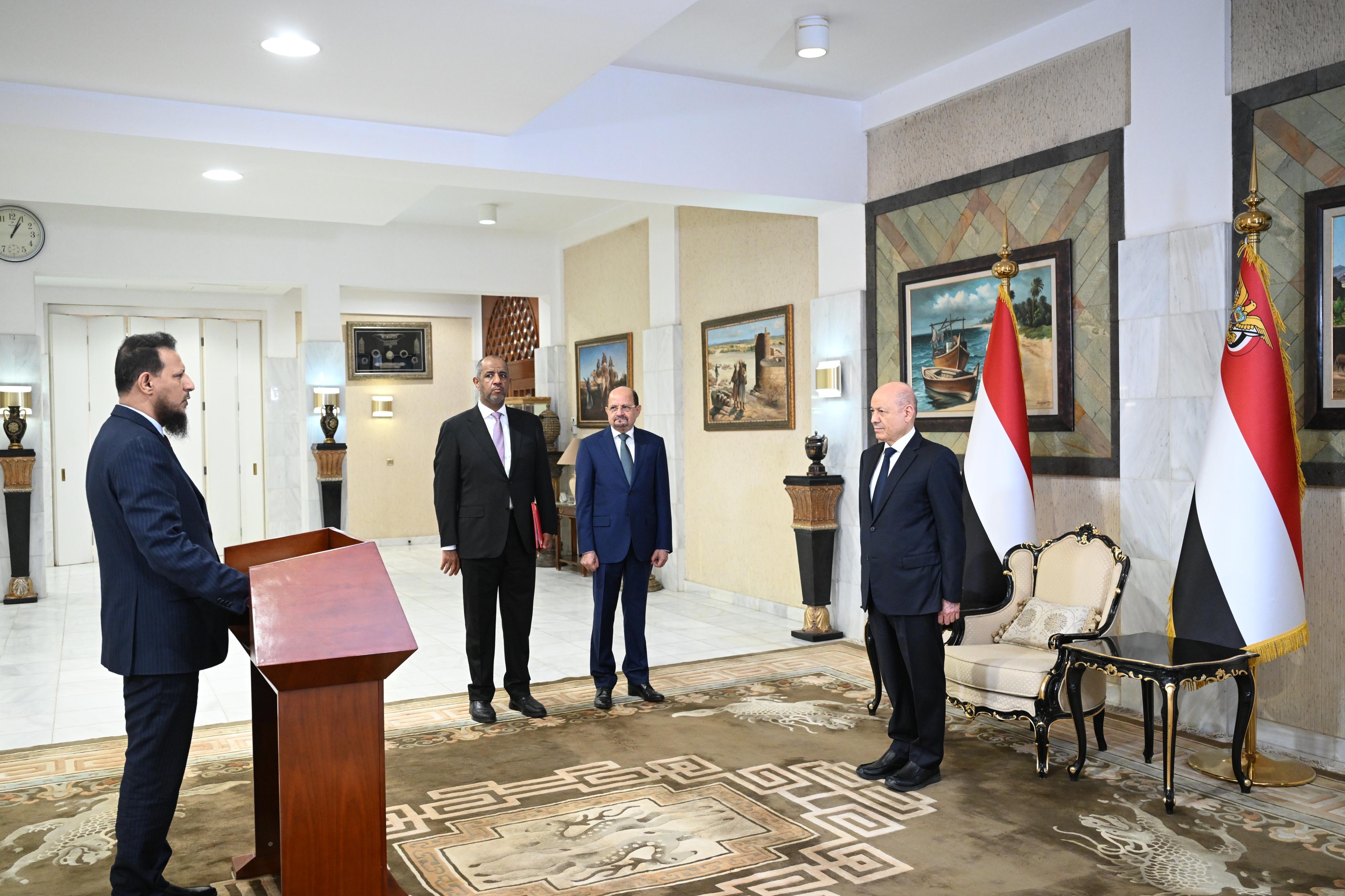 رئيس وأعضاء الحكومة يؤدون اليمين الدستورية أمام فخامة رئيس مجلس القيادة 4