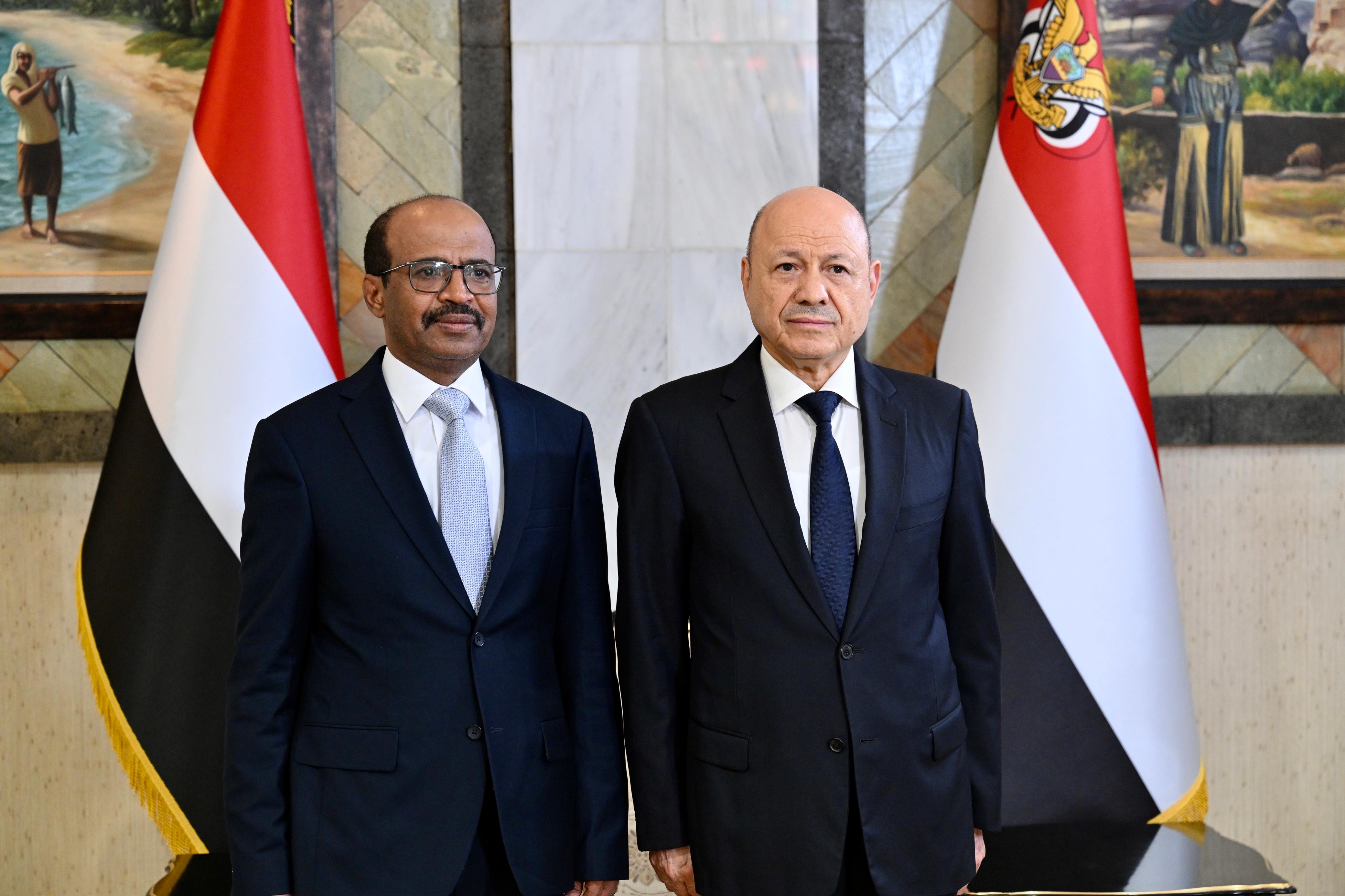 رئيس وأعضاء الحكومة يؤدون اليمين الدستورية أمام فخامة رئيس مجلس القيادة 3