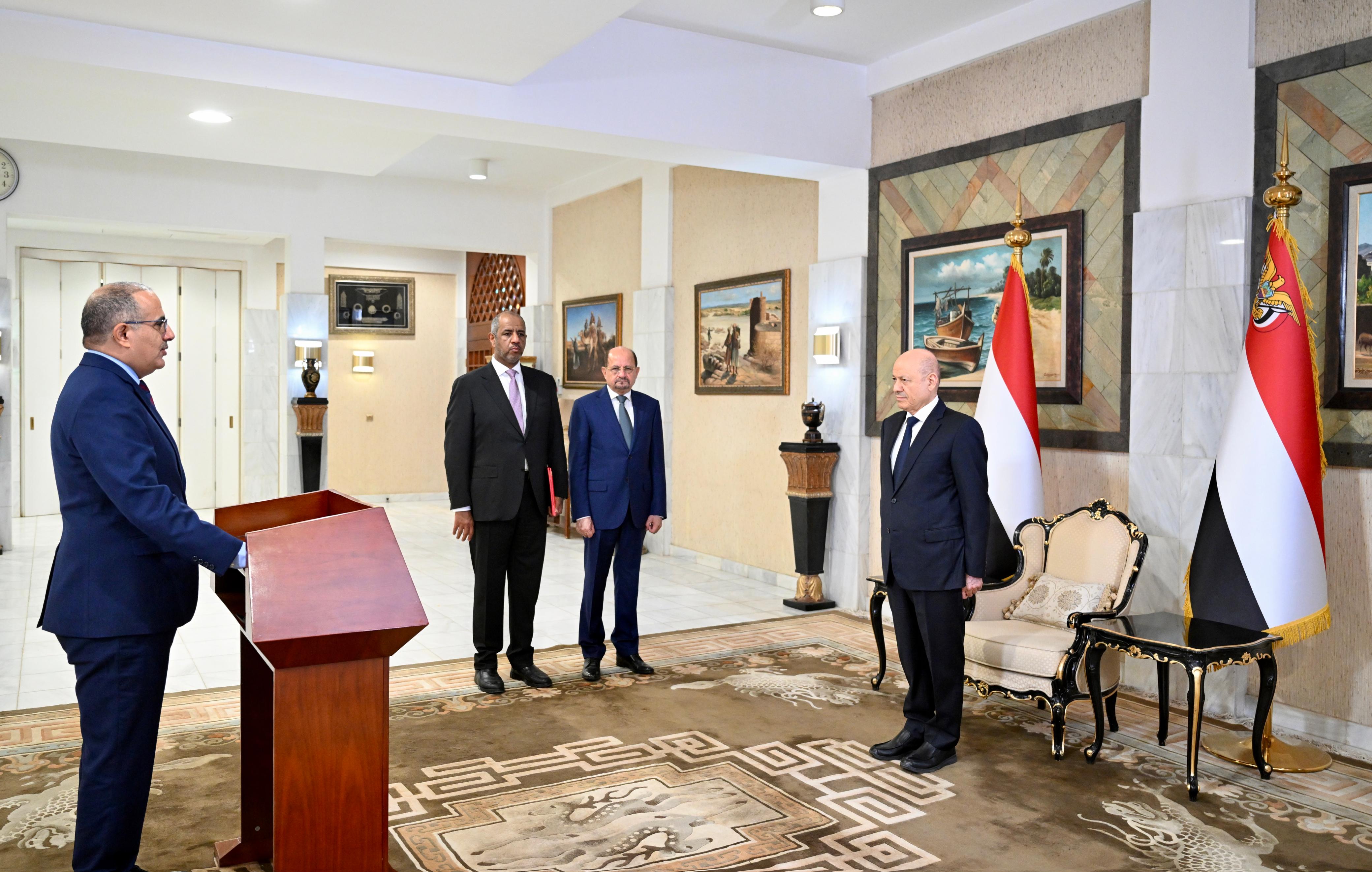 رئيس وأعضاء الحكومة يؤدون اليمين الدستورية أمام فخامة رئيس مجلس القيادة 1