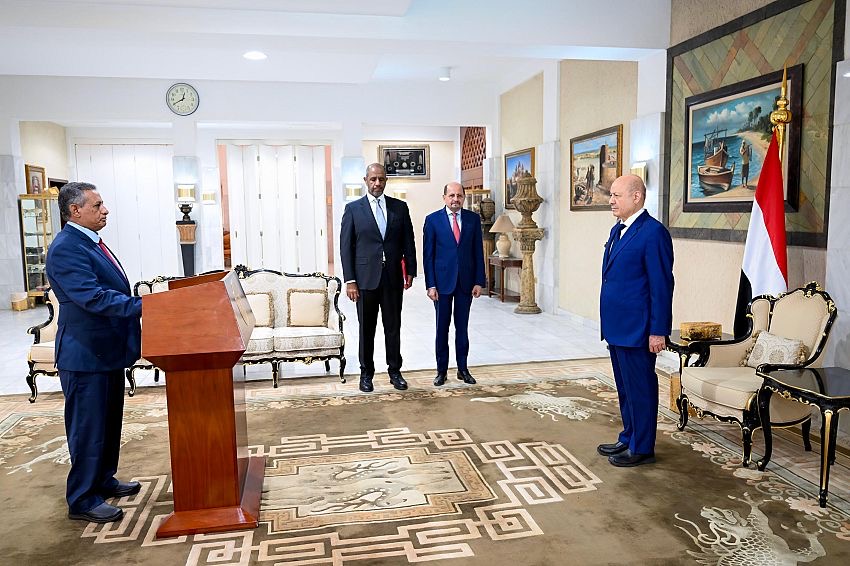 رئيس وأعضاء الحكومة يؤدون اليمين الدستورية أمام فخامة رئيس مجلس القيادة 4