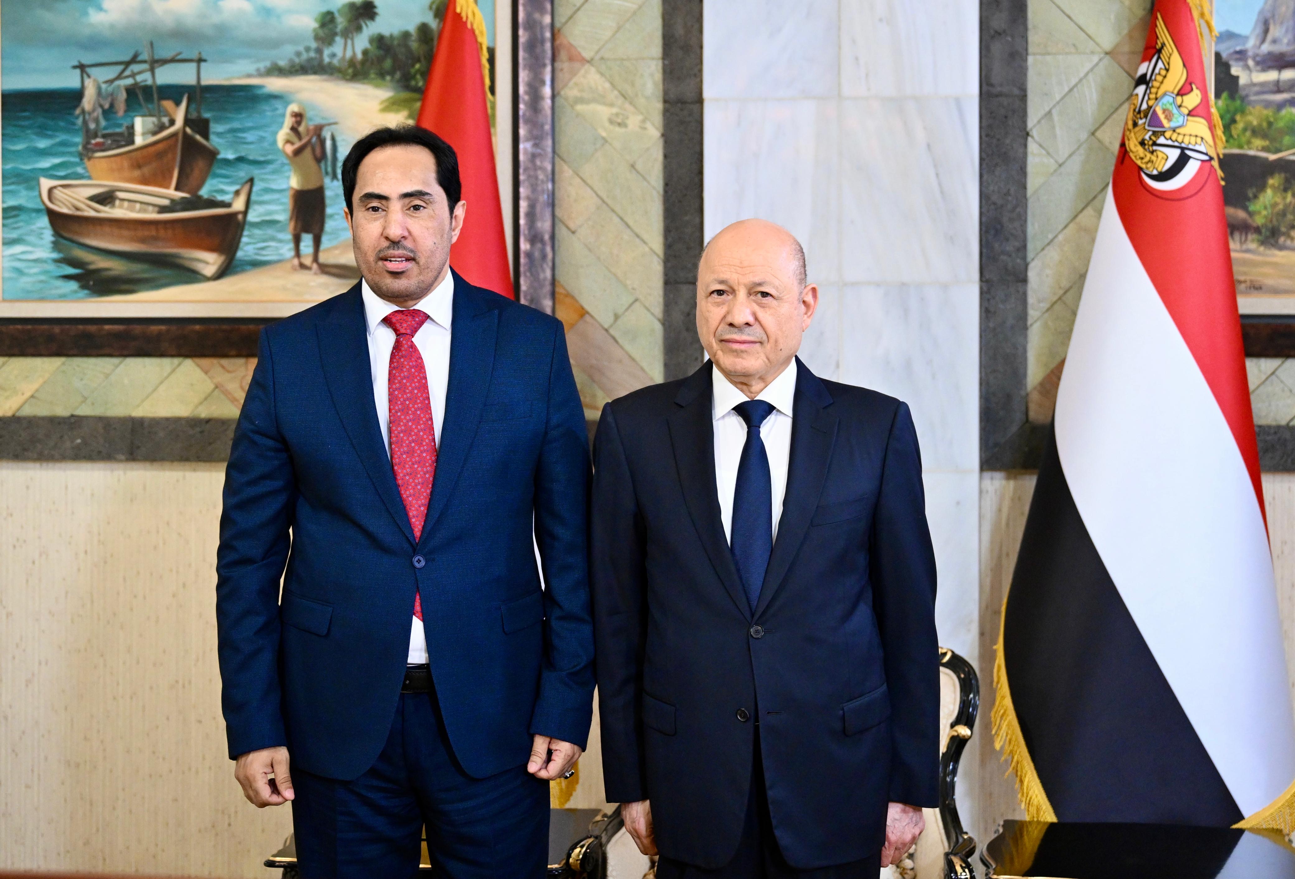 رئيس وأعضاء الحكومة يؤدون اليمين الدستورية أمام فخامة رئيس مجلس القيادة 2