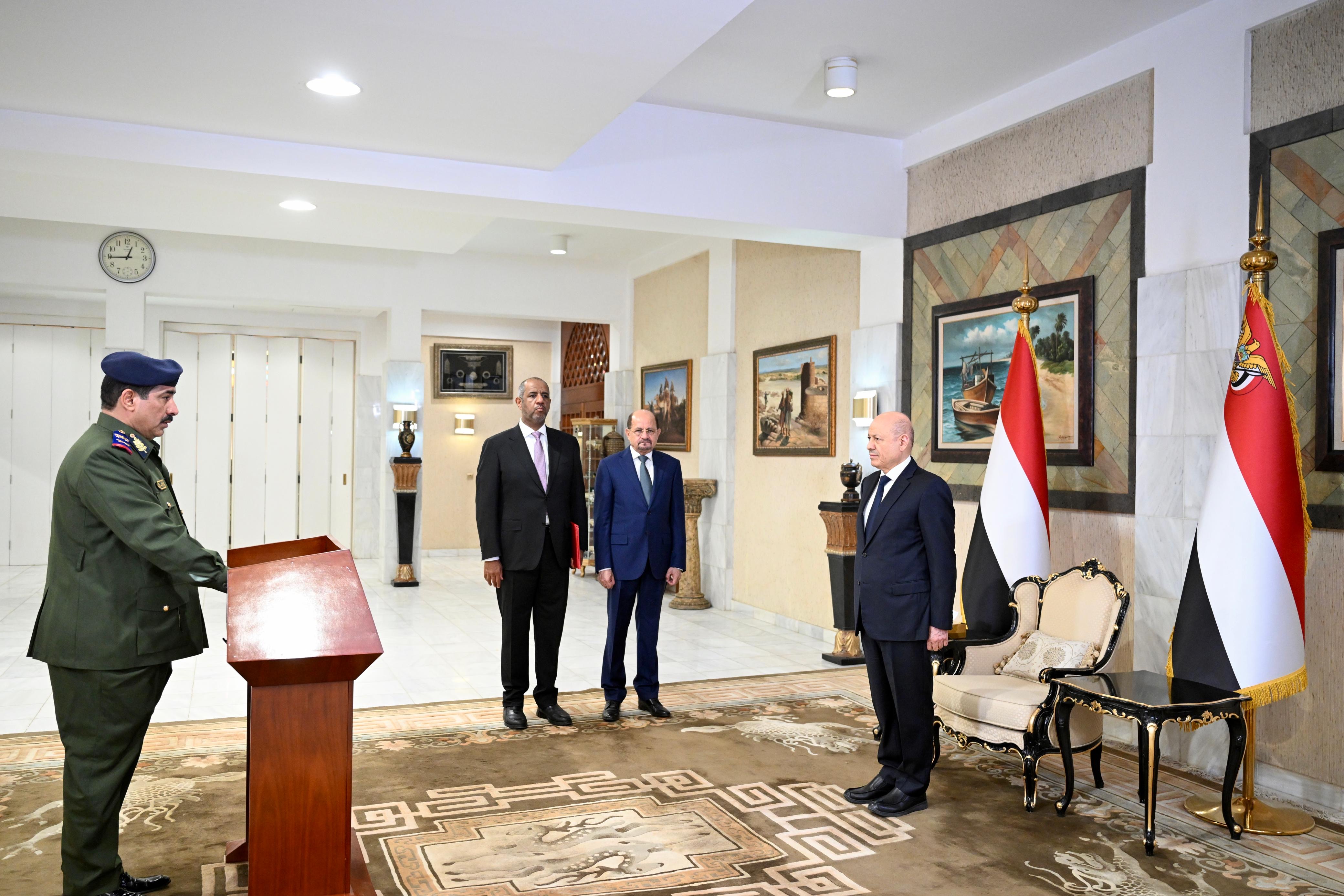 رئيس وأعضاء الحكومة يؤدون اليمين الدستورية أمام فخامة رئيس مجلس القيادة 2