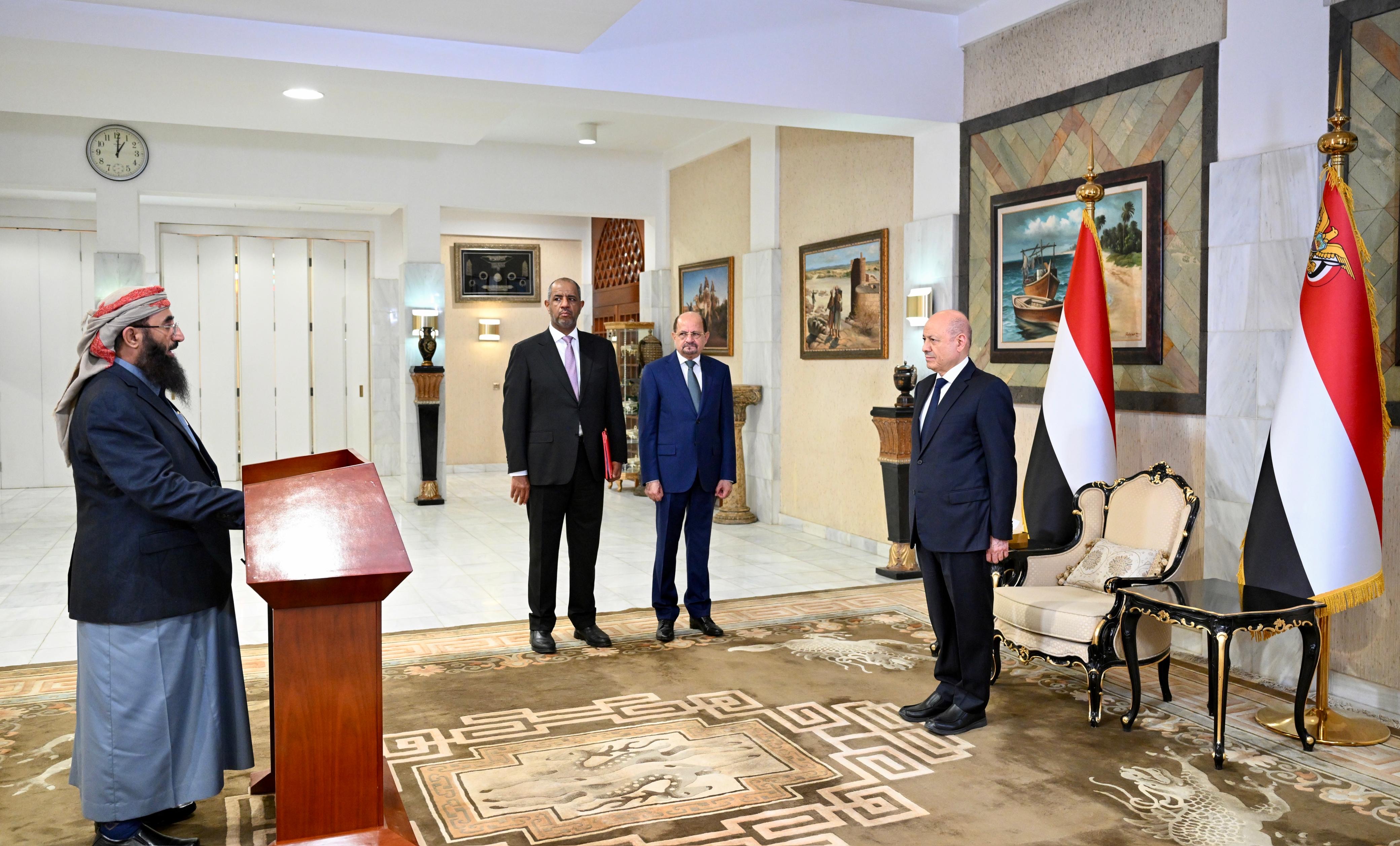 رئيس وأعضاء الحكومة يؤدون اليمين الدستورية أمام فخامة رئيس مجلس القيادة 4