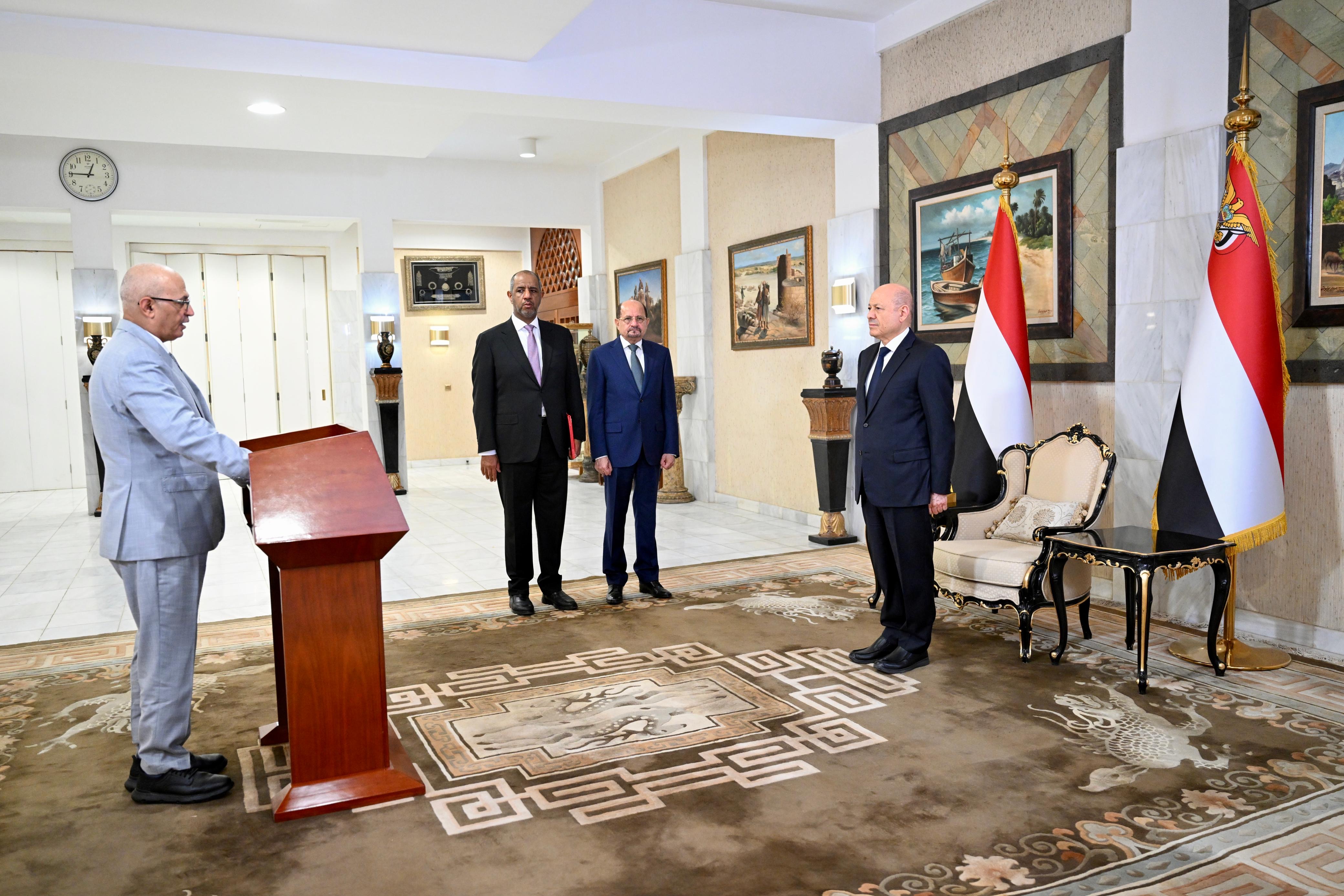 رئيس وأعضاء الحكومة يؤدون اليمين الدستورية أمام فخامة رئيس مجلس القيادة 1