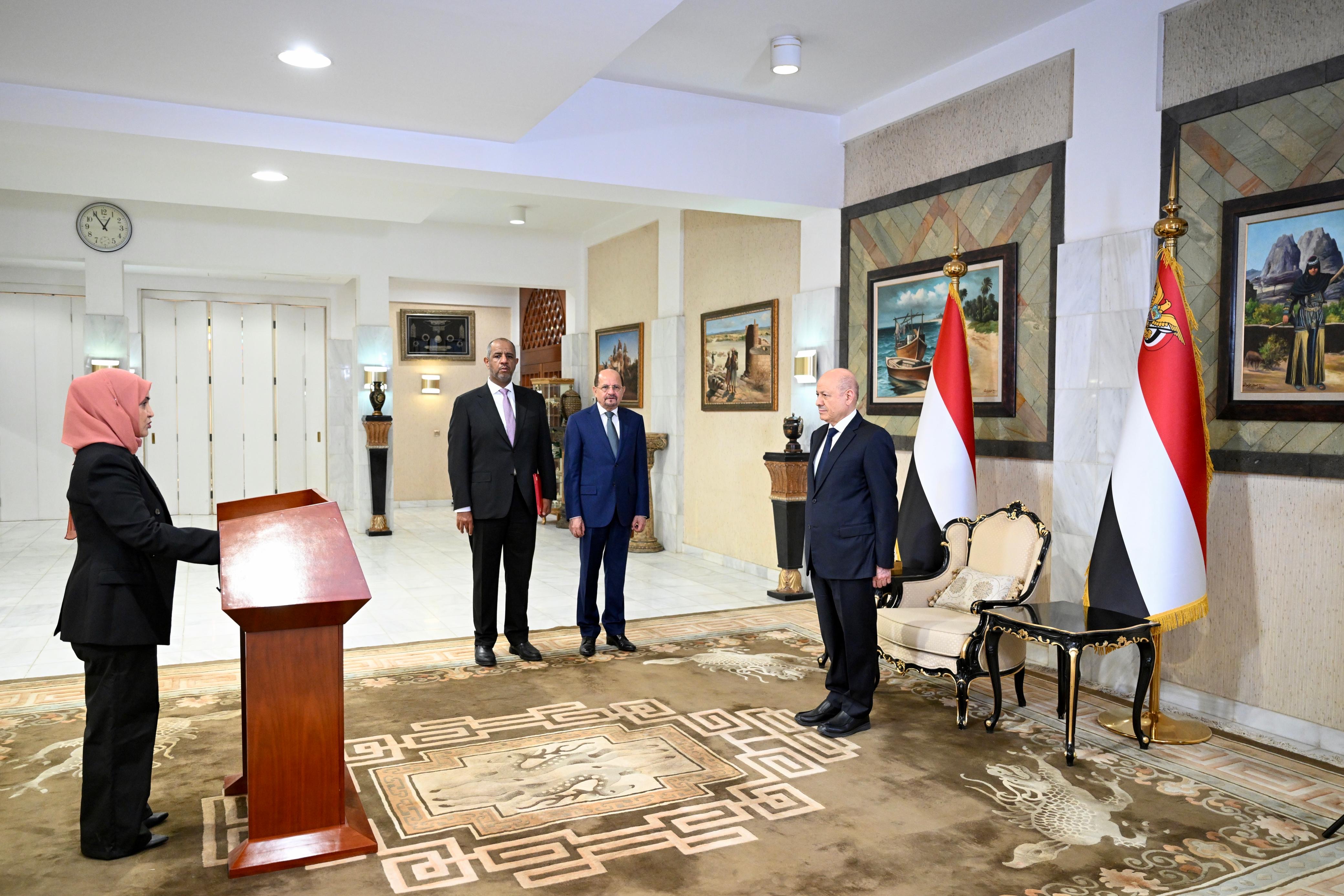 رئيس وأعضاء الحكومة يؤدون اليمين الدستورية أمام فخامة رئيس مجلس القيادة 3