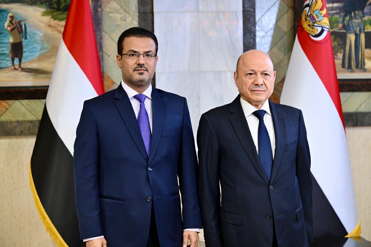 رئيس وأعضاء الحكومة يؤدون اليمين الدستورية أمام فخامة رئيس مجلس القيادة 2