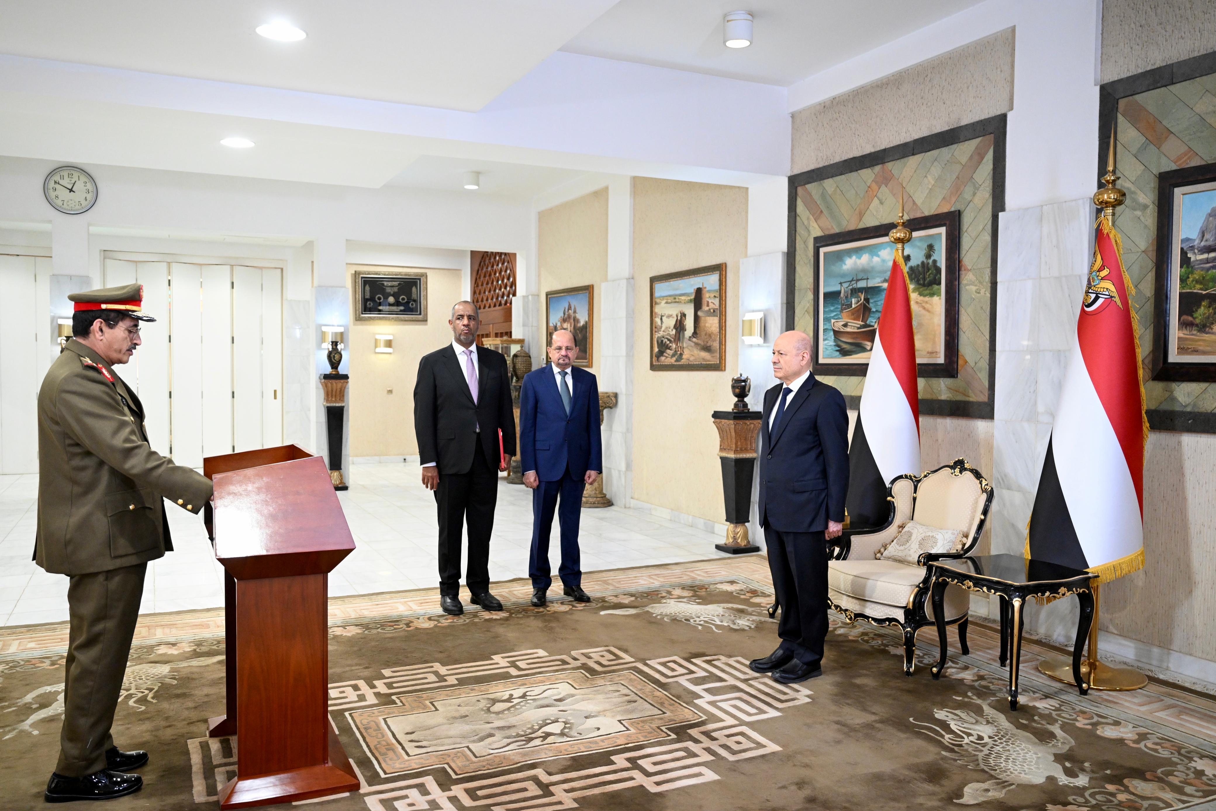 رئيس وأعضاء الحكومة يؤدون اليمين الدستورية أمام فخامة رئيس مجلس القيادة 3