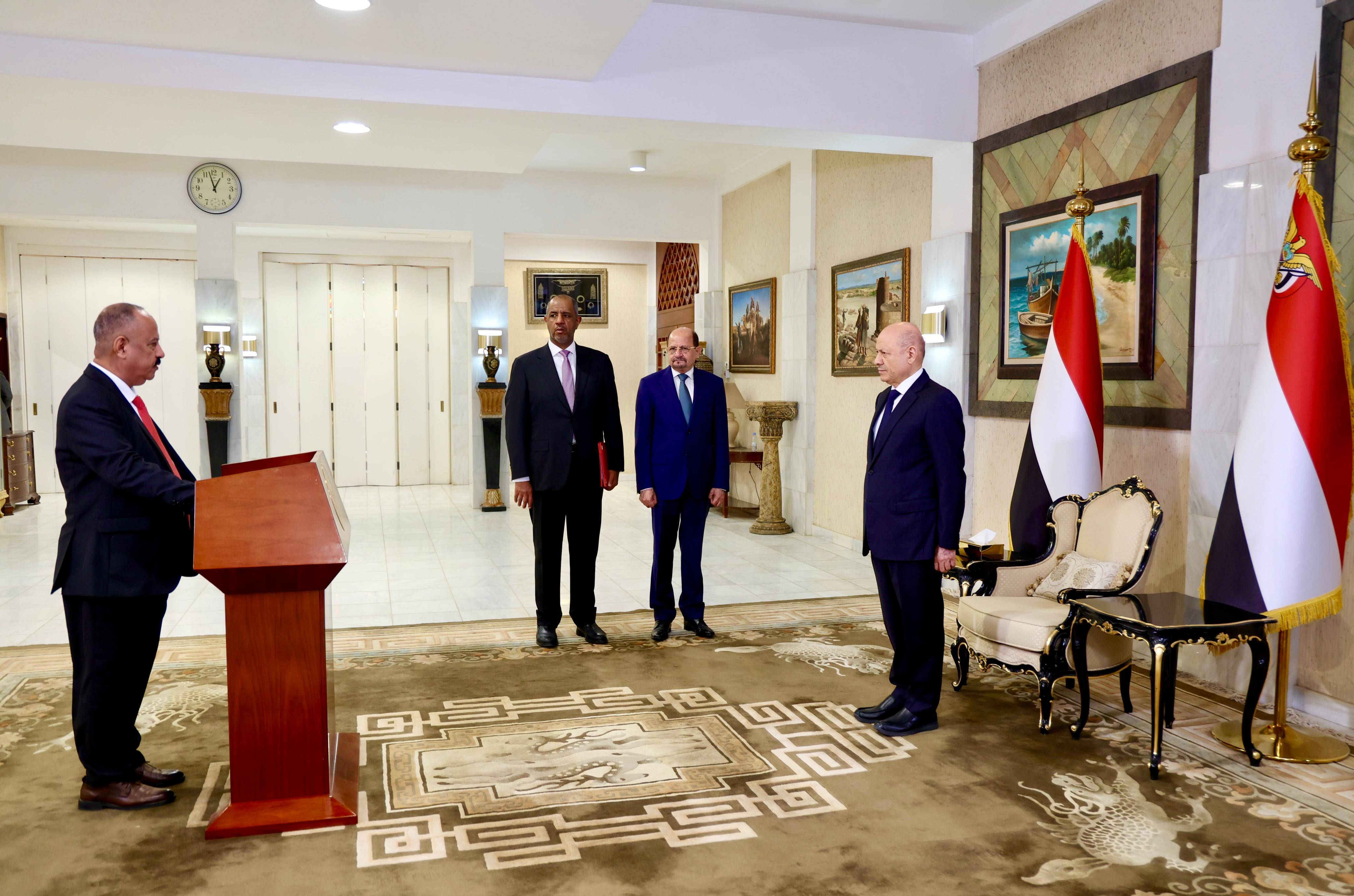 رئيس وأعضاء الحكومة يؤدون اليمين الدستورية أمام فخامة رئيس مجلس القيادة 1