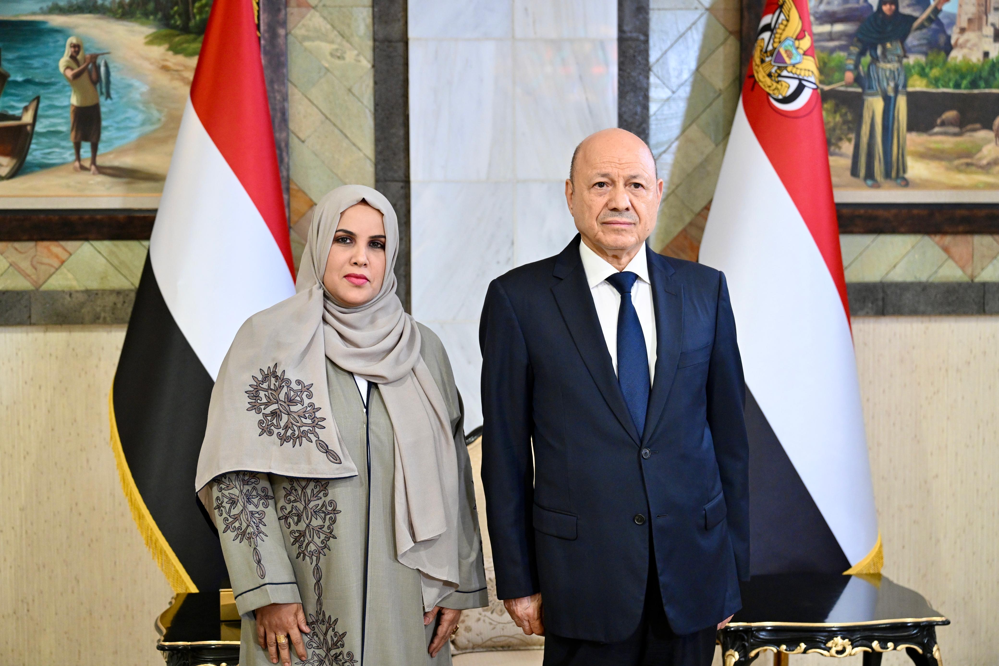 رئيس وأعضاء الحكومة يؤدون اليمين الدستورية أمام فخامة رئيس مجلس القيادة 1